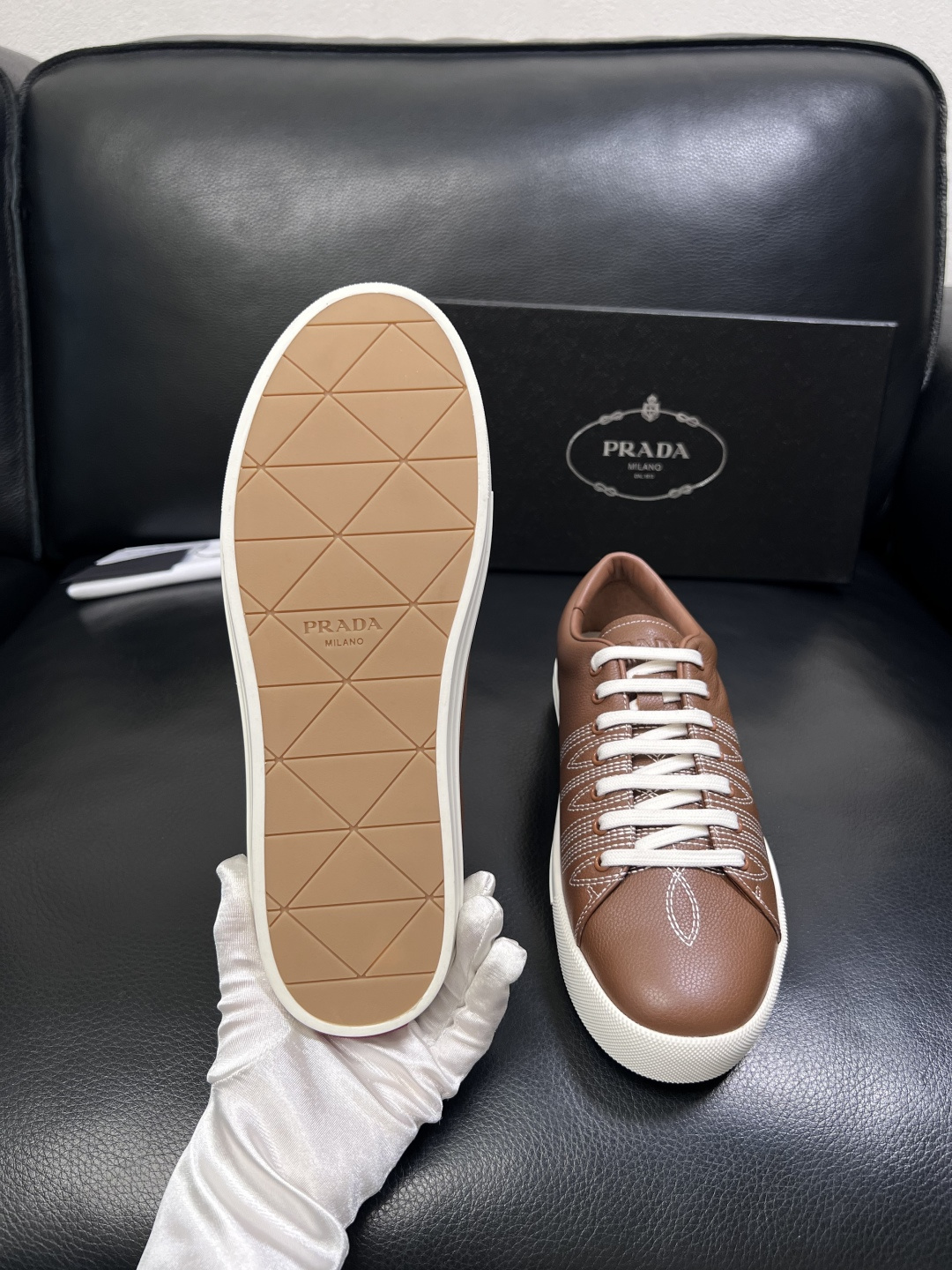 Prada  顶级工艺品，普拉达 专柜同步，原厂配置意大利进口牛皮面料，进口牛皮内里垫，透气舒适，鞋底：