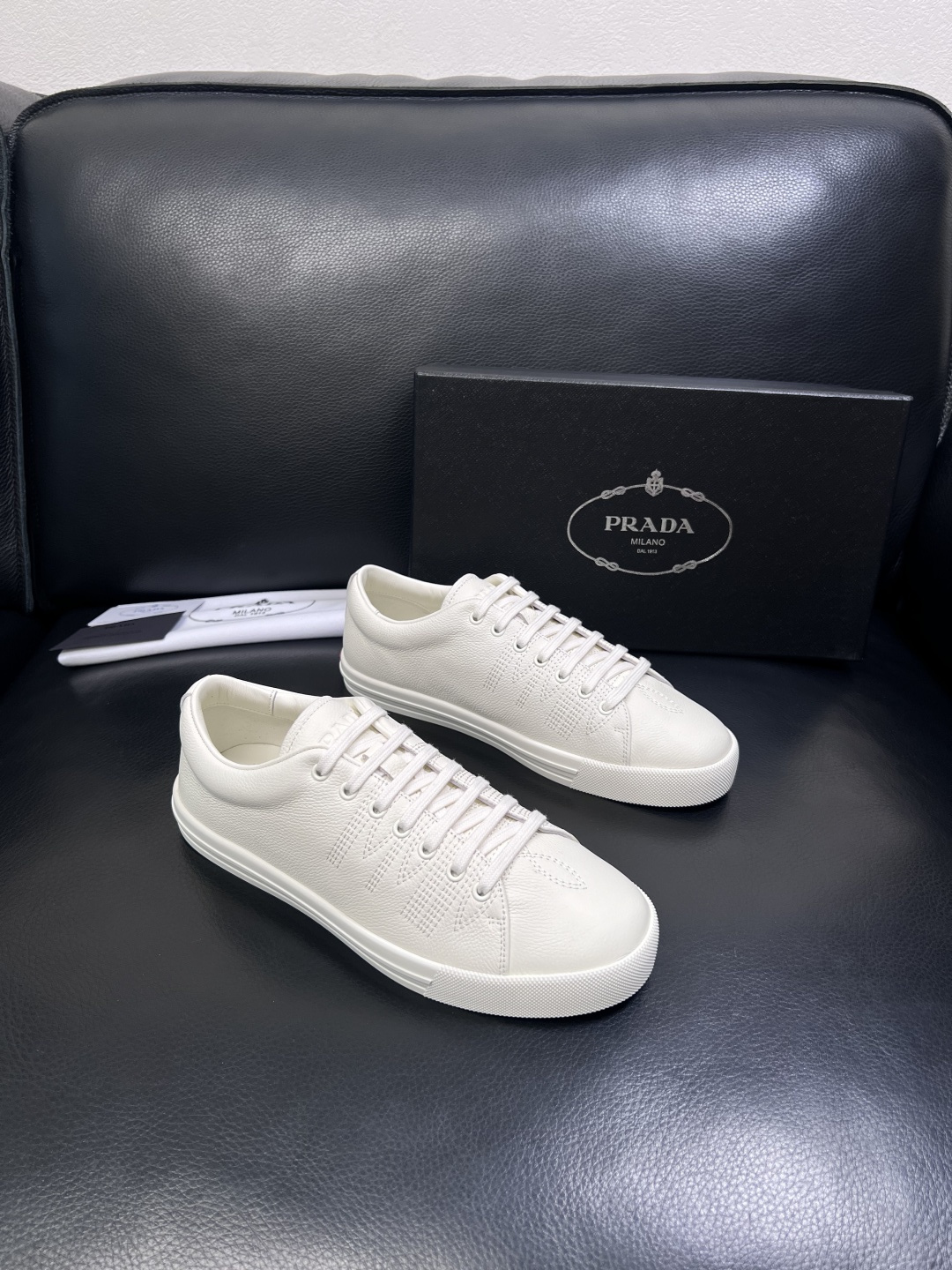 Prada  顶级工艺品，普拉达 专柜同步，原厂配置意大利进口牛皮面料，进口牛皮内里垫，透气舒适，鞋底：