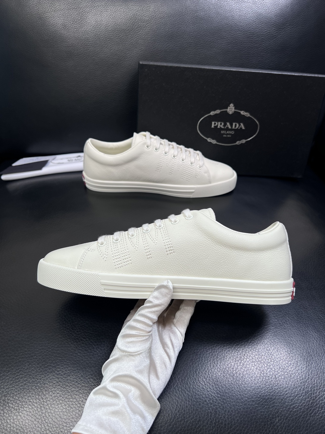 Prada  顶级工艺品，普拉达 专柜同步，原厂配置意大利进口牛皮面料，进口牛皮内里垫，透气舒适，鞋底：