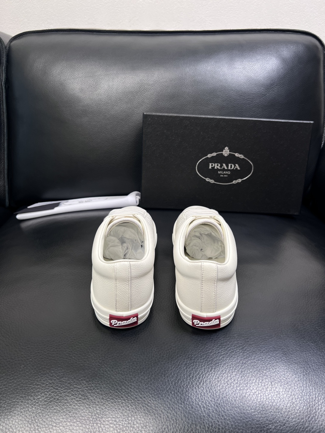 Prada  顶级工艺品，普拉达 专柜同步，原厂配置意大利进口牛皮面料，进口牛皮内里垫，透气舒适，鞋底：