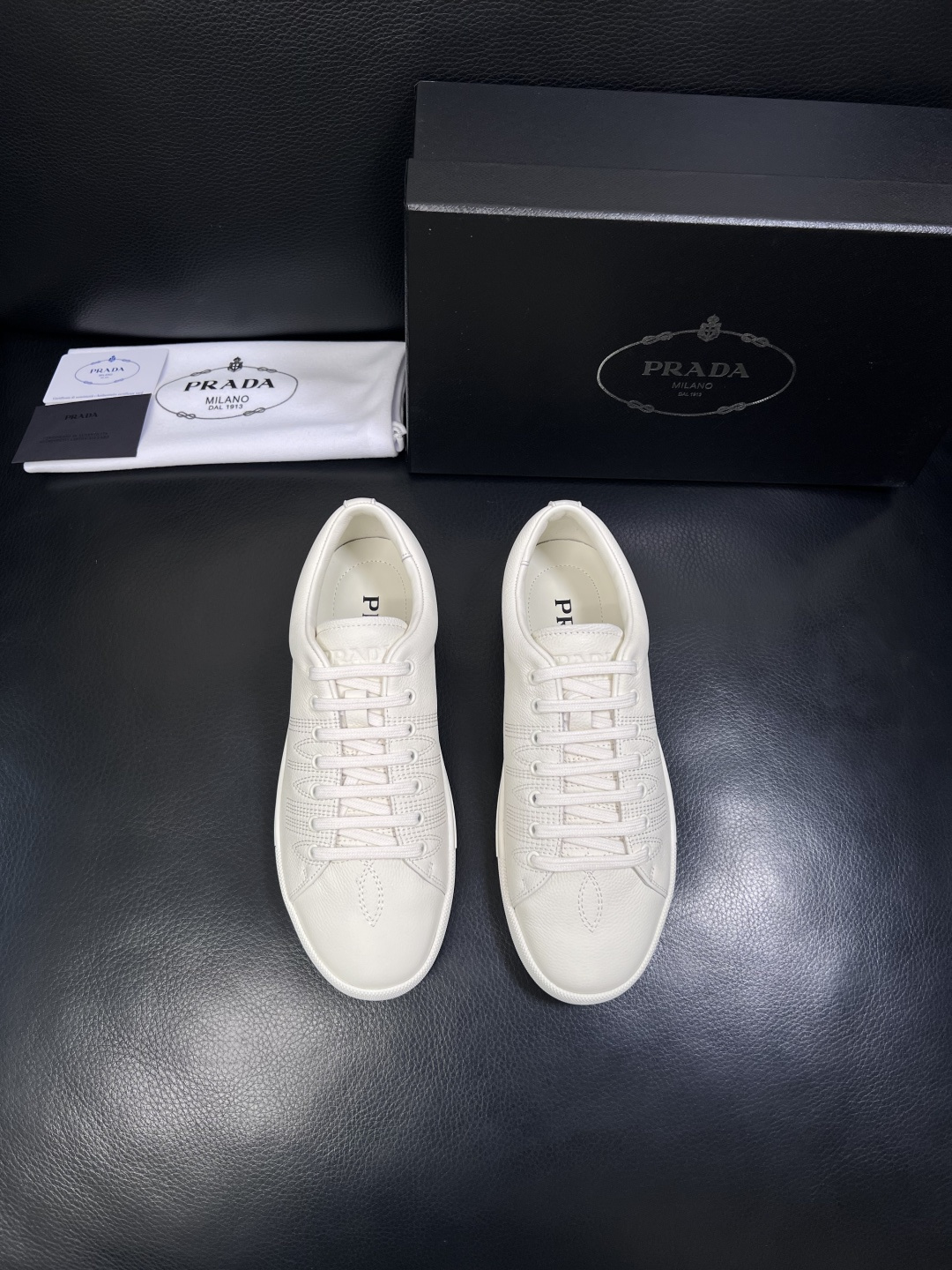 Prada  顶级工艺品，普拉达 专柜同步，原厂配置意大利进口牛皮面料，进口牛皮内里垫，透气舒适，鞋底：