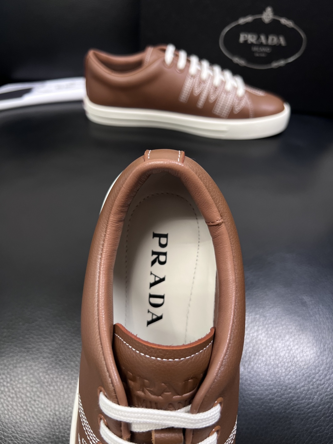 Prada  顶级工艺品，普拉达 专柜同步，原厂配置意大利进口牛皮面料，进口牛皮内里垫，透气舒适，鞋底：