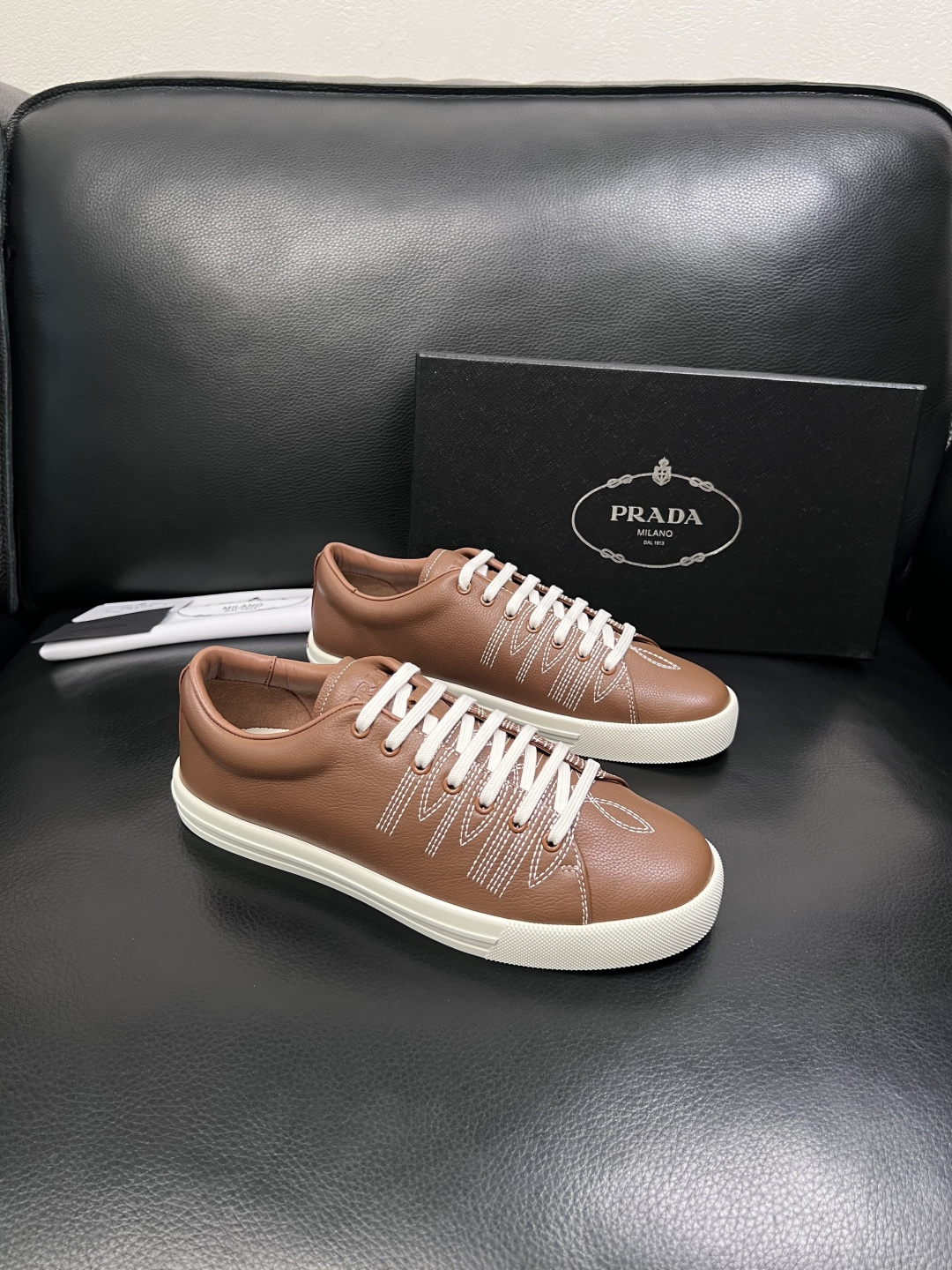 NO:831130,Prada top handicrafts, synchronized with Prada counters, original factory configuration of Italian imported cowhide fabric, imported cowhide lining, breathable and comfortable, original soles specially provided by the original factory, original factory and single goods, high quality, welcome to compare, code number 39-44 (customized 45),, prada, prada, cowhide19860909Prada 顶级工艺品,普拉达 专柜同步,原厂配置意大利进口牛皮面料,进口牛皮内里垫,透气舒适,鞋底原厂特供原版底,原厂跟单货 高品质 欢迎对比,码数 39-44（订做 45）,,prada,prada,cowhide,Men's shoes