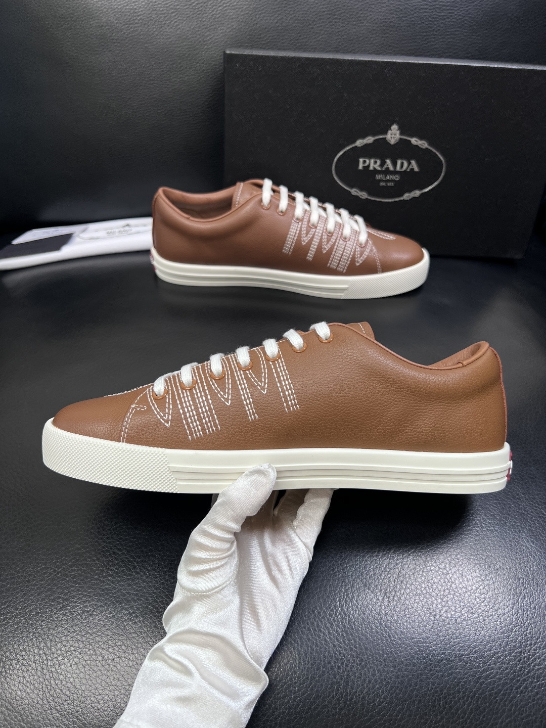 Prada  顶级工艺品，普拉达 专柜同步，原厂配置意大利进口牛皮面料，进口牛皮内里垫，透气舒适，鞋底：