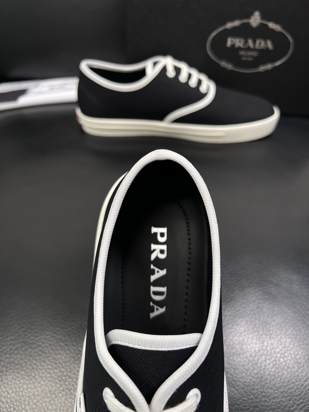 Prada  顶级工艺品，普拉达 专柜同步，原厂配置意大利进口面料，进口牛皮内里垫，透气舒适，鞋底：原厂