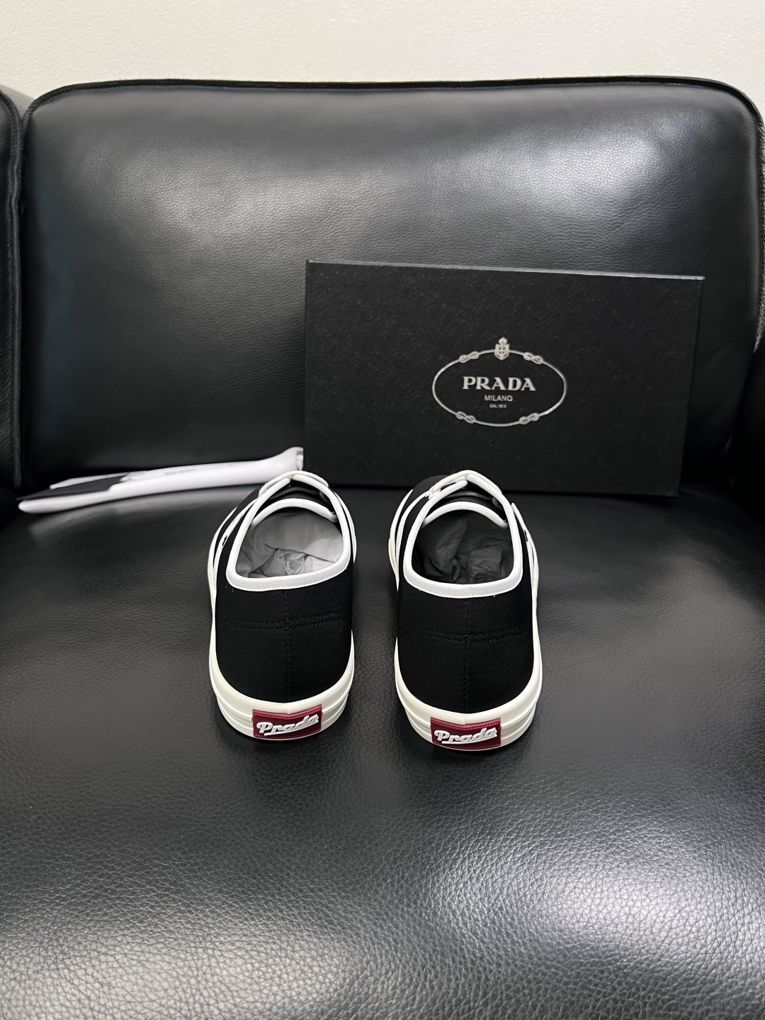 Prada  顶级工艺品，普拉达 专柜同步，原厂配置意大利进口面料，进口牛皮内里垫，透气舒适，鞋底：原厂