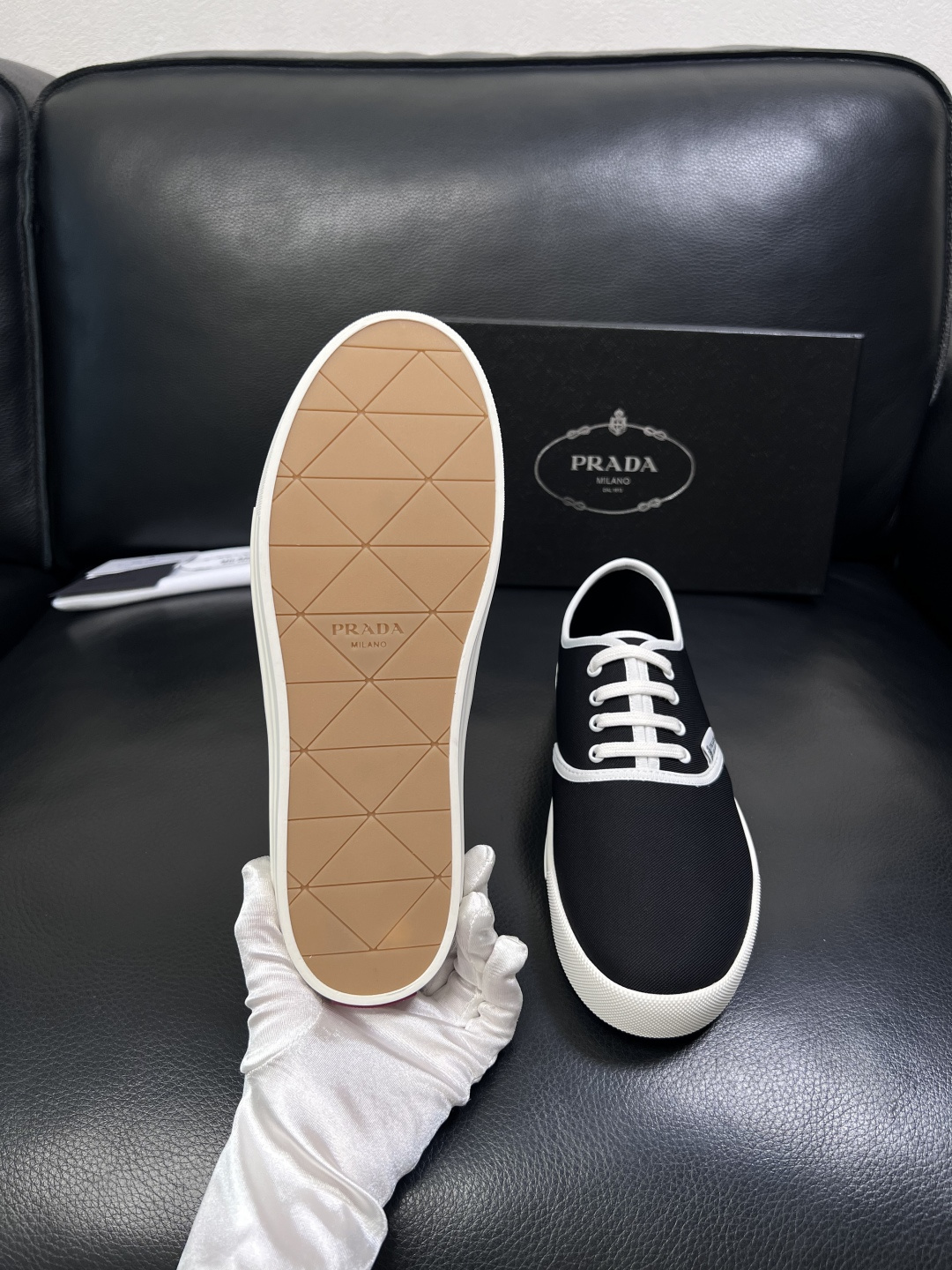 Prada  顶级工艺品，普拉达 专柜同步，原厂配置意大利进口面料，进口牛皮内里垫，透气舒适，鞋底：原厂