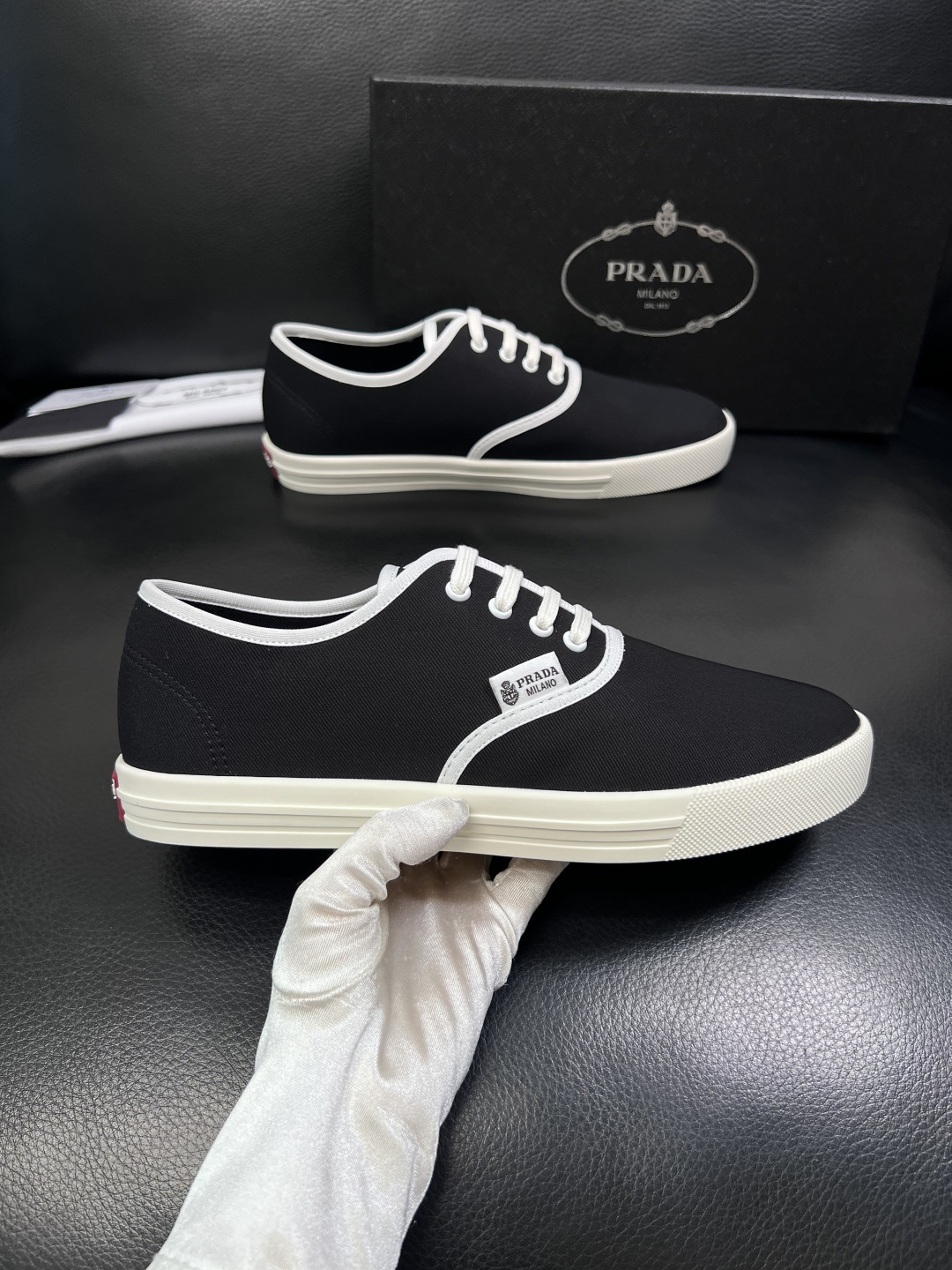 Prada  顶级工艺品，普拉达 专柜同步，原厂配置意大利进口面料，进口牛皮内里垫，透气舒适，鞋底：原厂