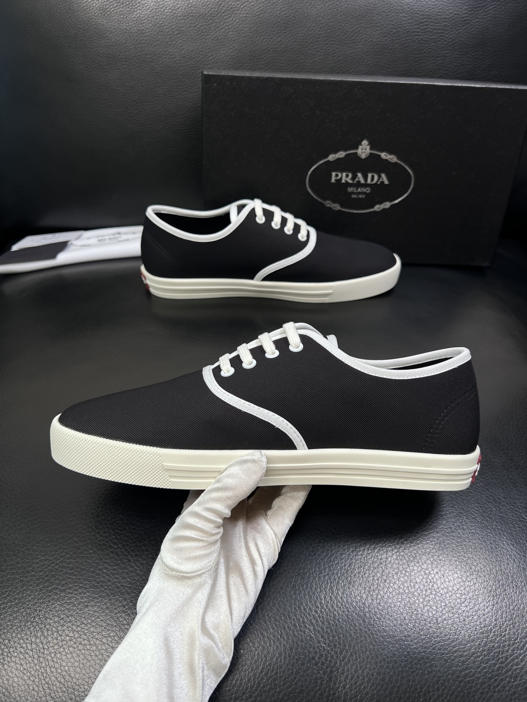 Prada  顶级工艺品，普拉达 专柜同步，原厂配置意大利进口面料，进口牛皮内里垫，透气舒适，鞋底：原厂