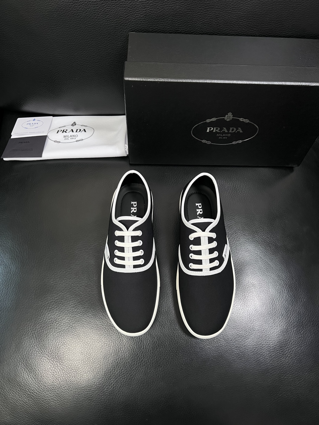 Prada  顶级工艺品，普拉达 专柜同步，原厂配置意大利进口面料，进口牛皮内里垫，透气舒适，鞋底：原厂