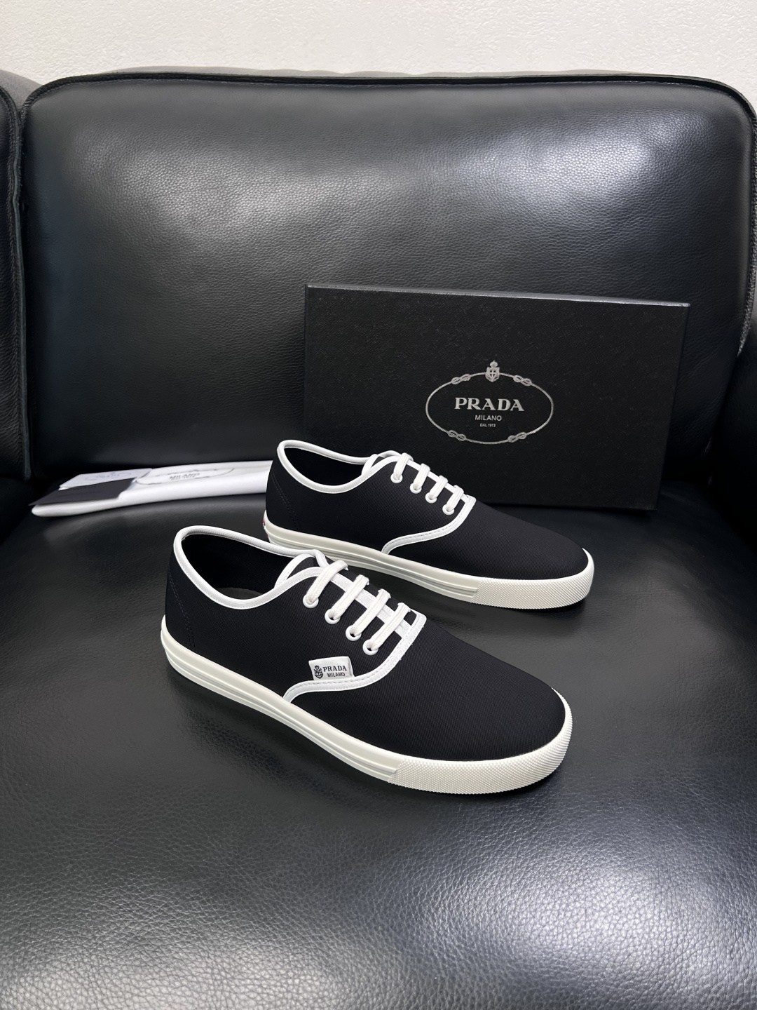 Prada  顶级工艺品，普拉达 专柜同步，原厂配置意大利进口面料，进口牛皮内里垫，透气舒适，鞋底：原厂