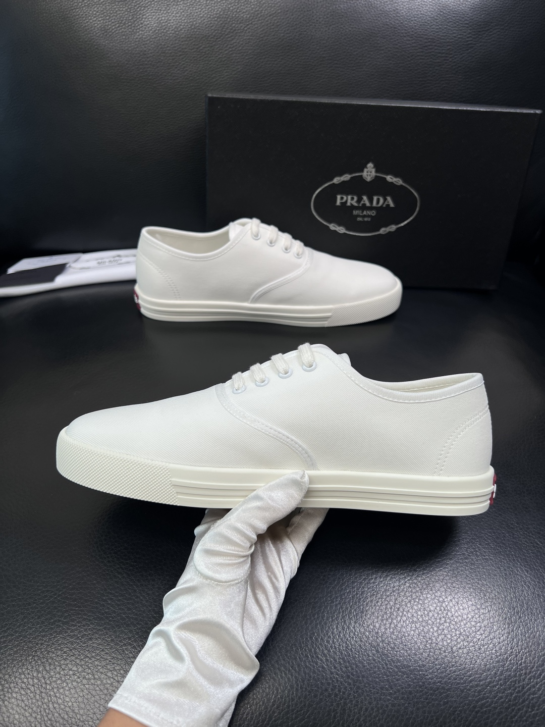 Prada  顶级工艺品，普拉达 专柜同步，原厂配置意大利进口面料，进口牛皮内里垫，透气舒适，鞋底：原厂