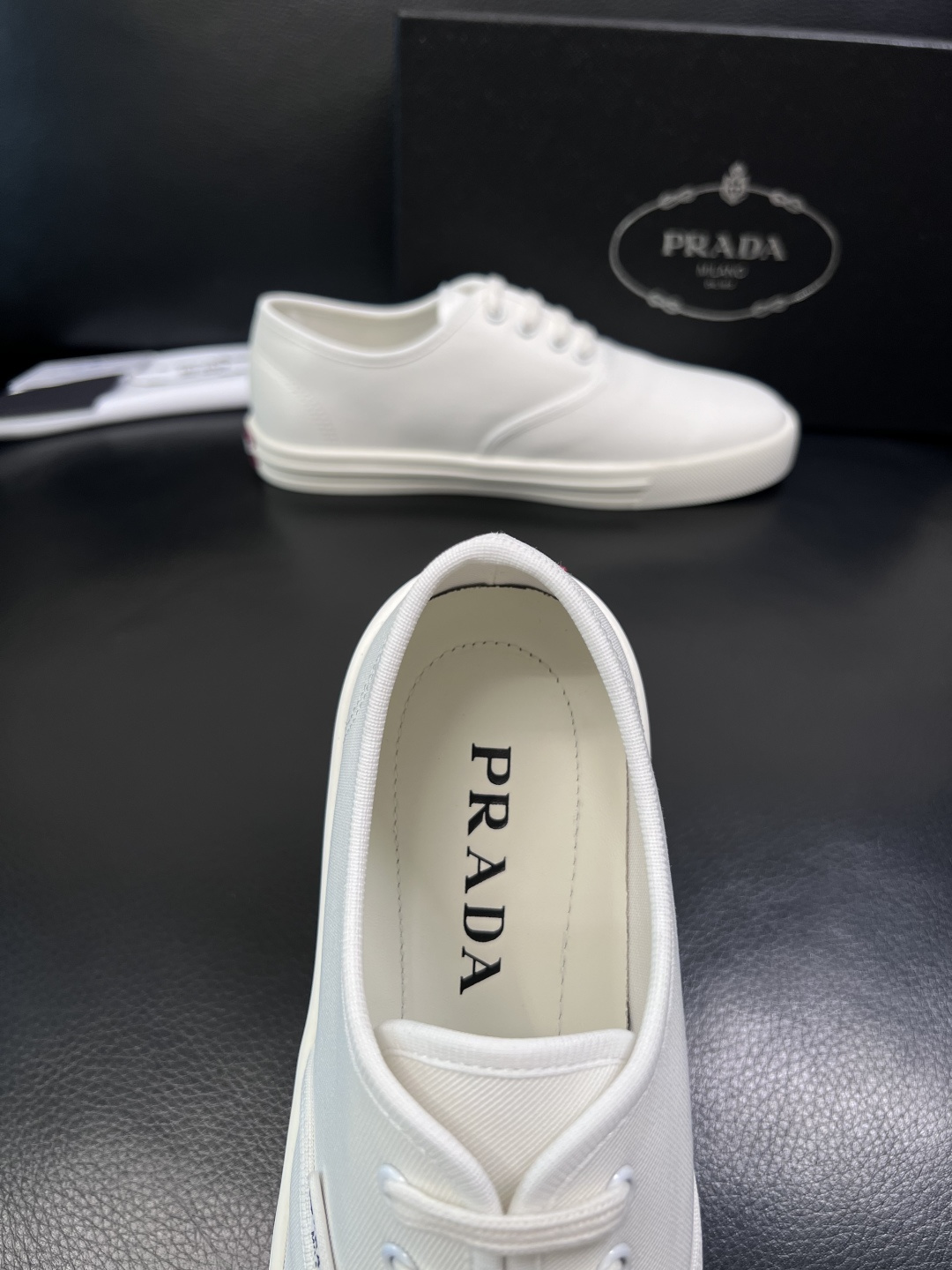 Prada  顶级工艺品，普拉达 专柜同步，原厂配置意大利进口面料，进口牛皮内里垫，透气舒适，鞋底：原厂