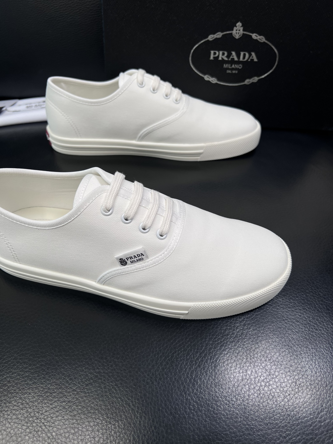 Prada  顶级工艺品，普拉达 专柜同步，原厂配置意大利进口面料，进口牛皮内里垫，透气舒适，鞋底：原厂