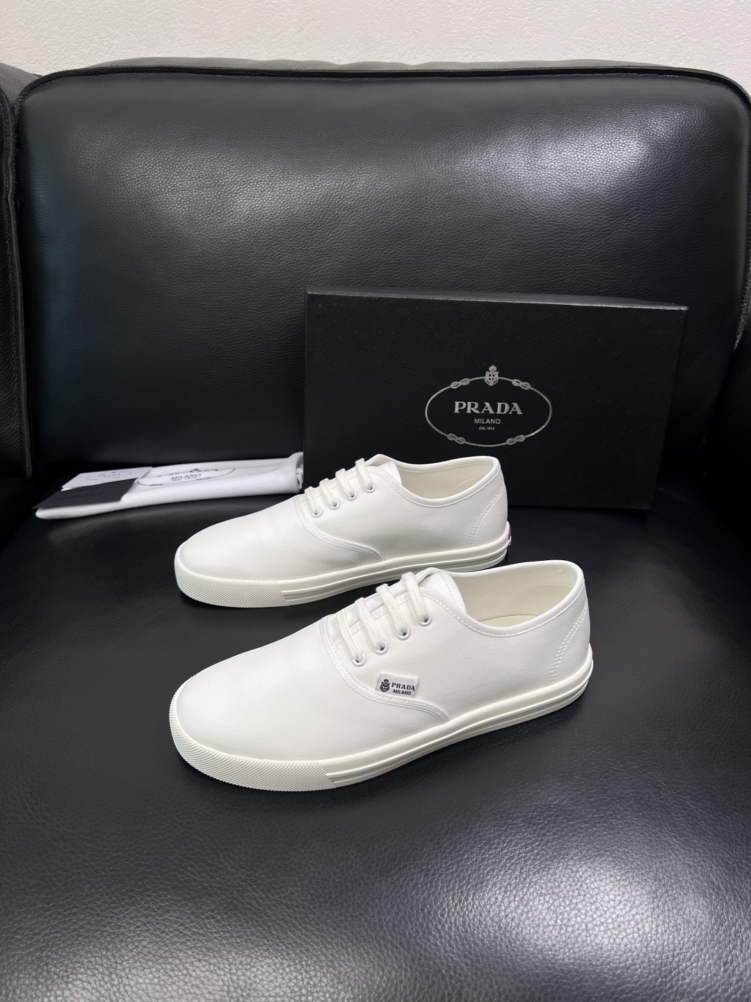 Prada  顶级工艺品，普拉达 专柜同步，原厂配置意大利进口面料，进口牛皮内里垫，透气舒适，鞋底：原厂