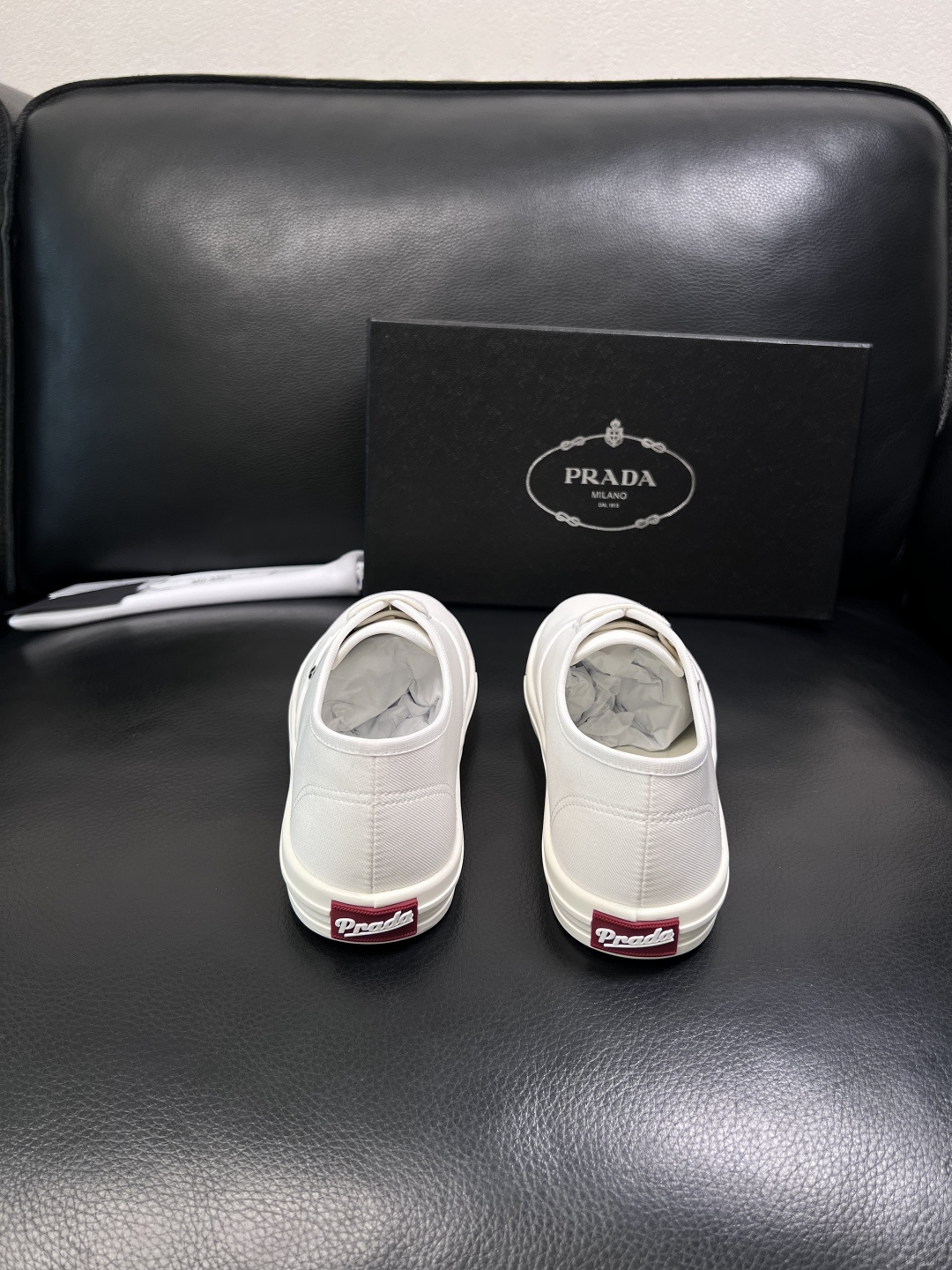 Prada  顶级工艺品，普拉达 专柜同步，原厂配置意大利进口面料，进口牛皮内里垫，透气舒适，鞋底：原厂
