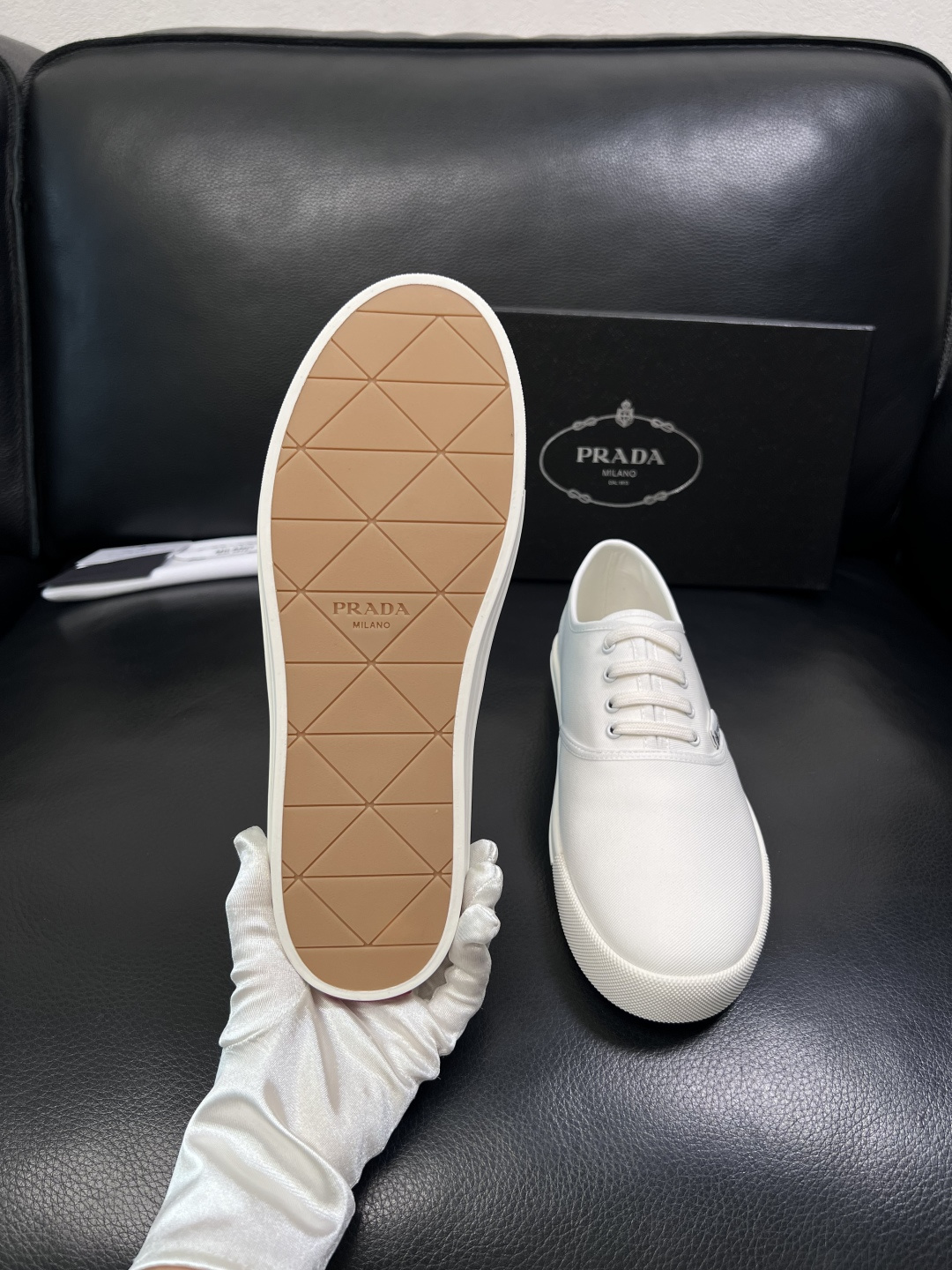 Prada  顶级工艺品，普拉达 专柜同步，原厂配置意大利进口面料，进口牛皮内里垫，透气舒适，鞋底：原厂