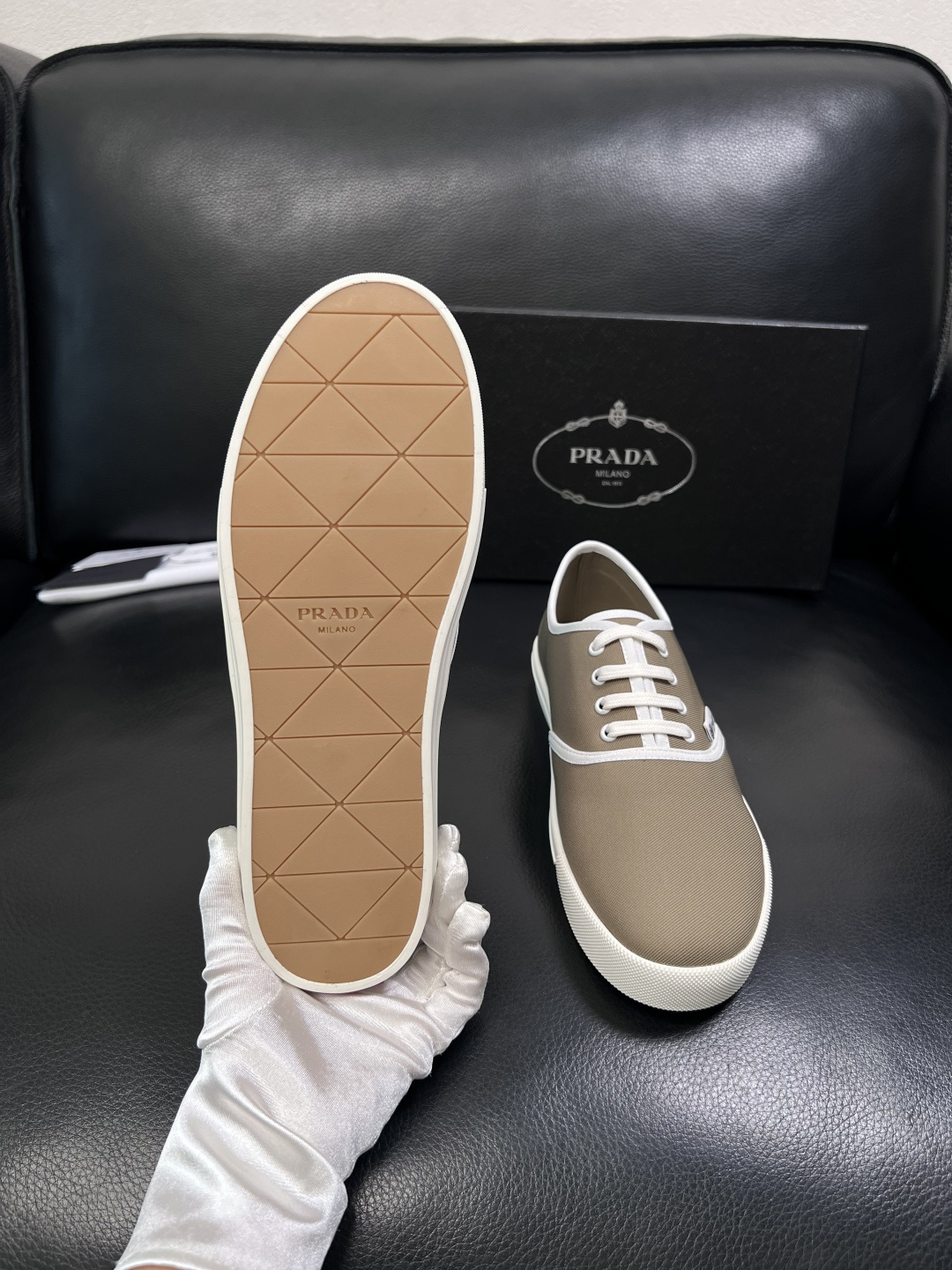 Prada  顶级工艺品，普拉达 专柜同步，原厂配置意大利进口面料，进口牛皮内里垫，透气舒适，鞋底：原厂