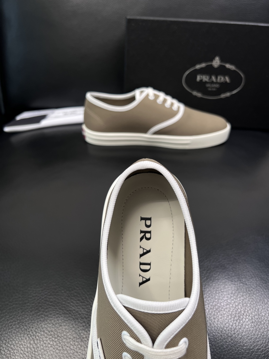 Prada  顶级工艺品，普拉达 专柜同步，原厂配置意大利进口面料，进口牛皮内里垫，透气舒适，鞋底：原厂