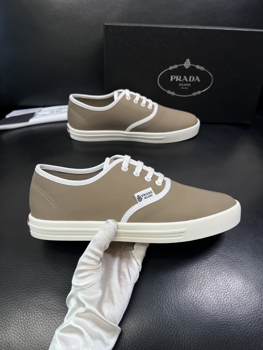 Prada  顶级工艺品，普拉达 专柜同步，原厂配置意大利进口面料，进口牛皮内里垫，透气舒适，鞋底：原厂
