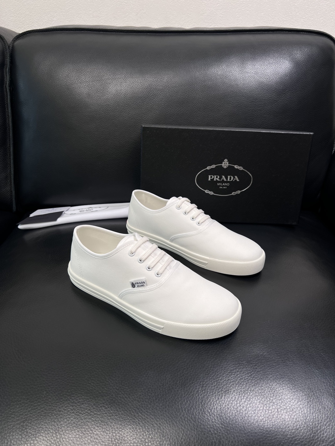 Prada  顶级工艺品，普拉达 专柜同步，原厂配置意大利进口面料，进口牛皮内里垫，透气舒适，鞋底：原厂