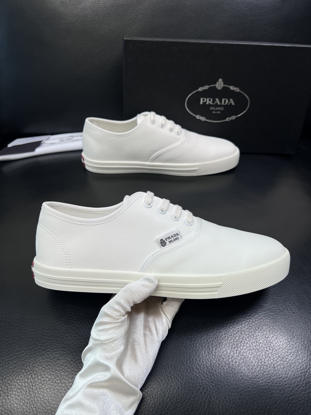 Prada  顶级工艺品，普拉达 专柜同步，原厂配置意大利进口面料，进口牛皮内里垫，透气舒适，鞋底：原厂