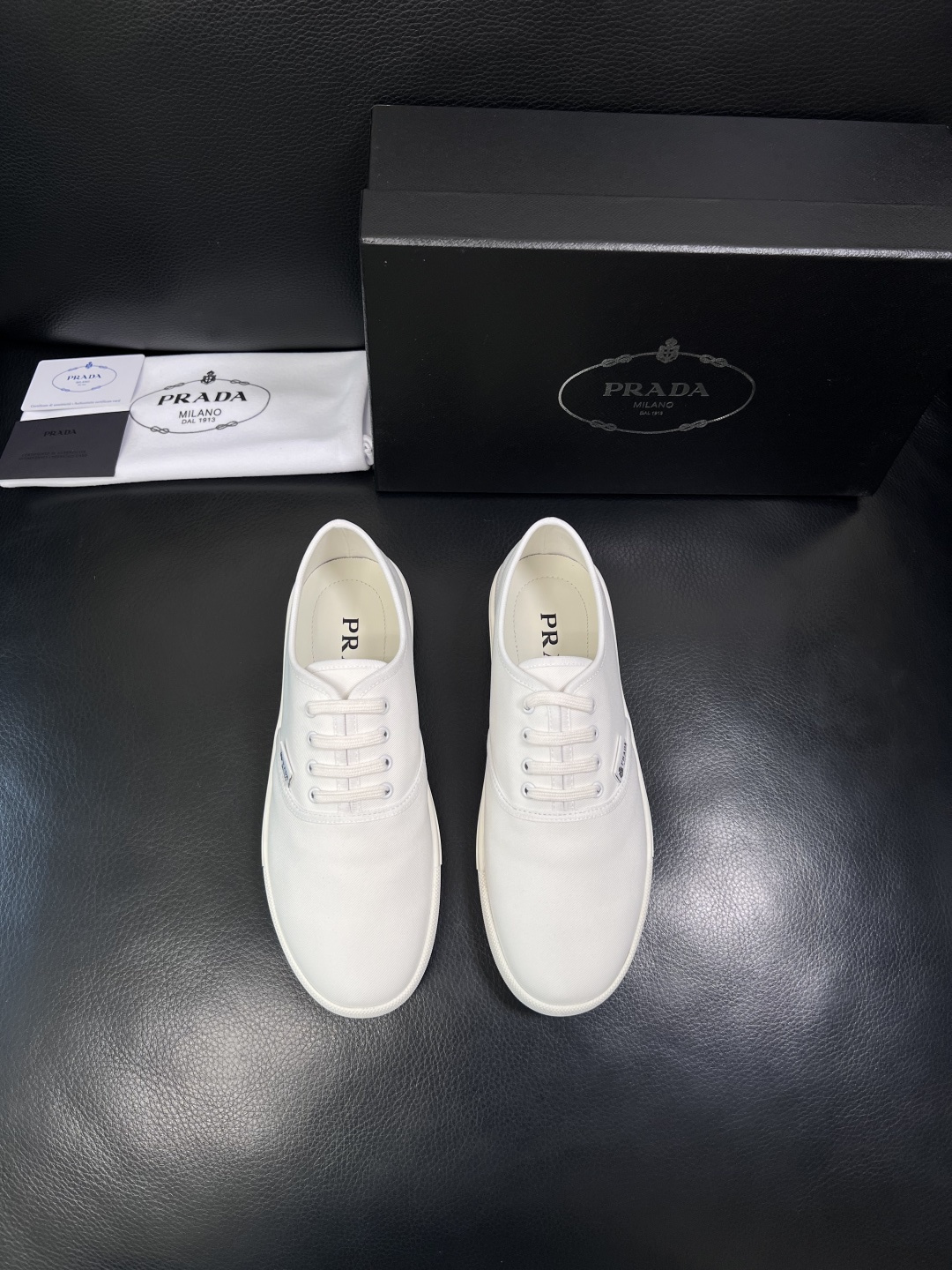 Prada  顶级工艺品，普拉达 专柜同步，原厂配置意大利进口面料，进口牛皮内里垫，透气舒适，鞋底：原厂