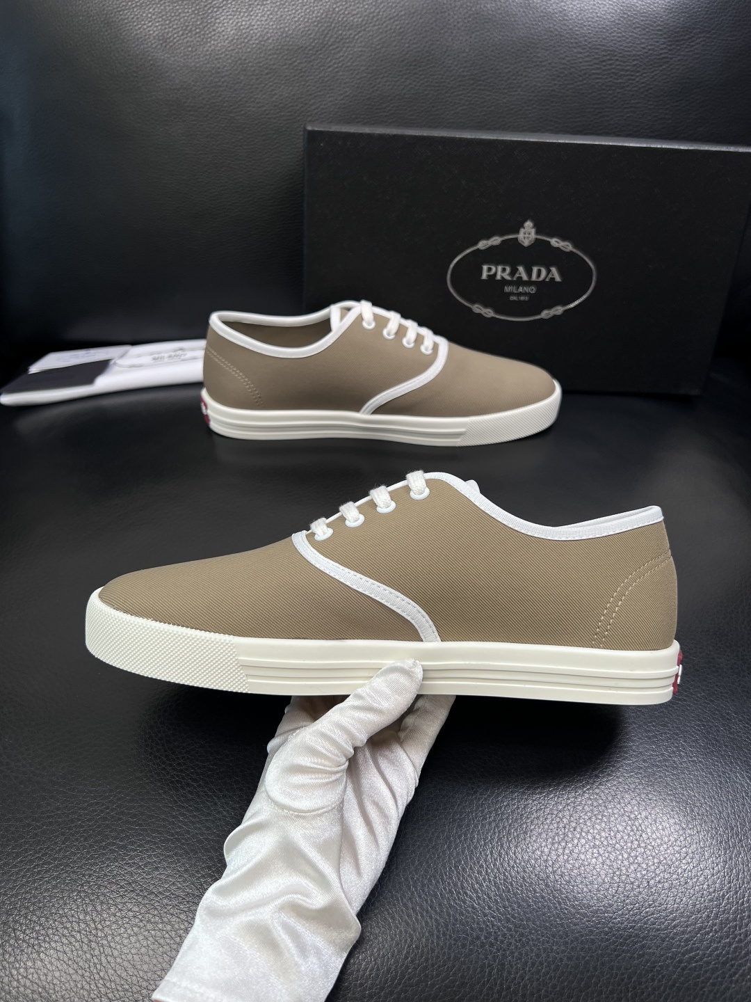 Prada  顶级工艺品，普拉达 专柜同步，原厂配置意大利进口面料，进口牛皮内里垫，透气舒适，鞋底：原厂