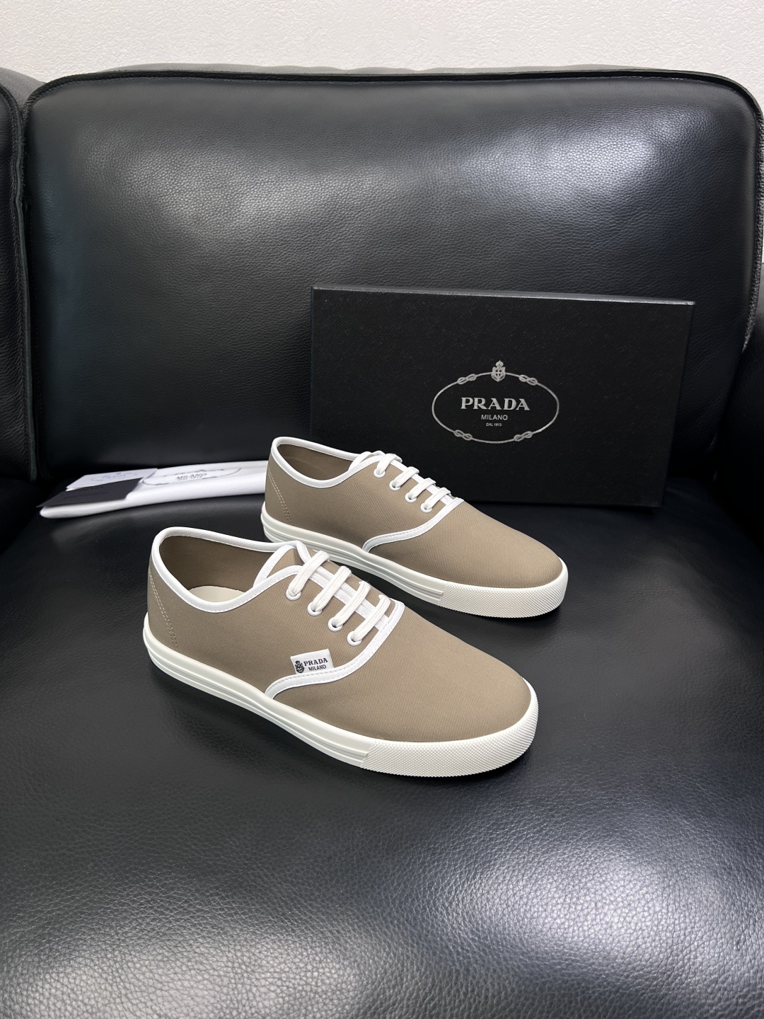 NO:831137,Prada top handicrafts, synchronized with Prada counters, original factory configuration of Italian imported fabrics, imported cowhide lining, breathable and comfortable, original soles specially provided by the original factory, original factory and single goods, high quality, welcome to compare, code number 39-44 (customized 45),, prada, prada, cowhide19860909Prada 顶级工艺品,普拉达 专柜同步,原厂配置意大利进口面料,进口牛皮内里垫,透气舒适,鞋底原厂特供原版底,原厂跟单货 高品质 欢迎对比,码数 39-44（订做 45）,,prada,prada,cowhide,Men's shoes
