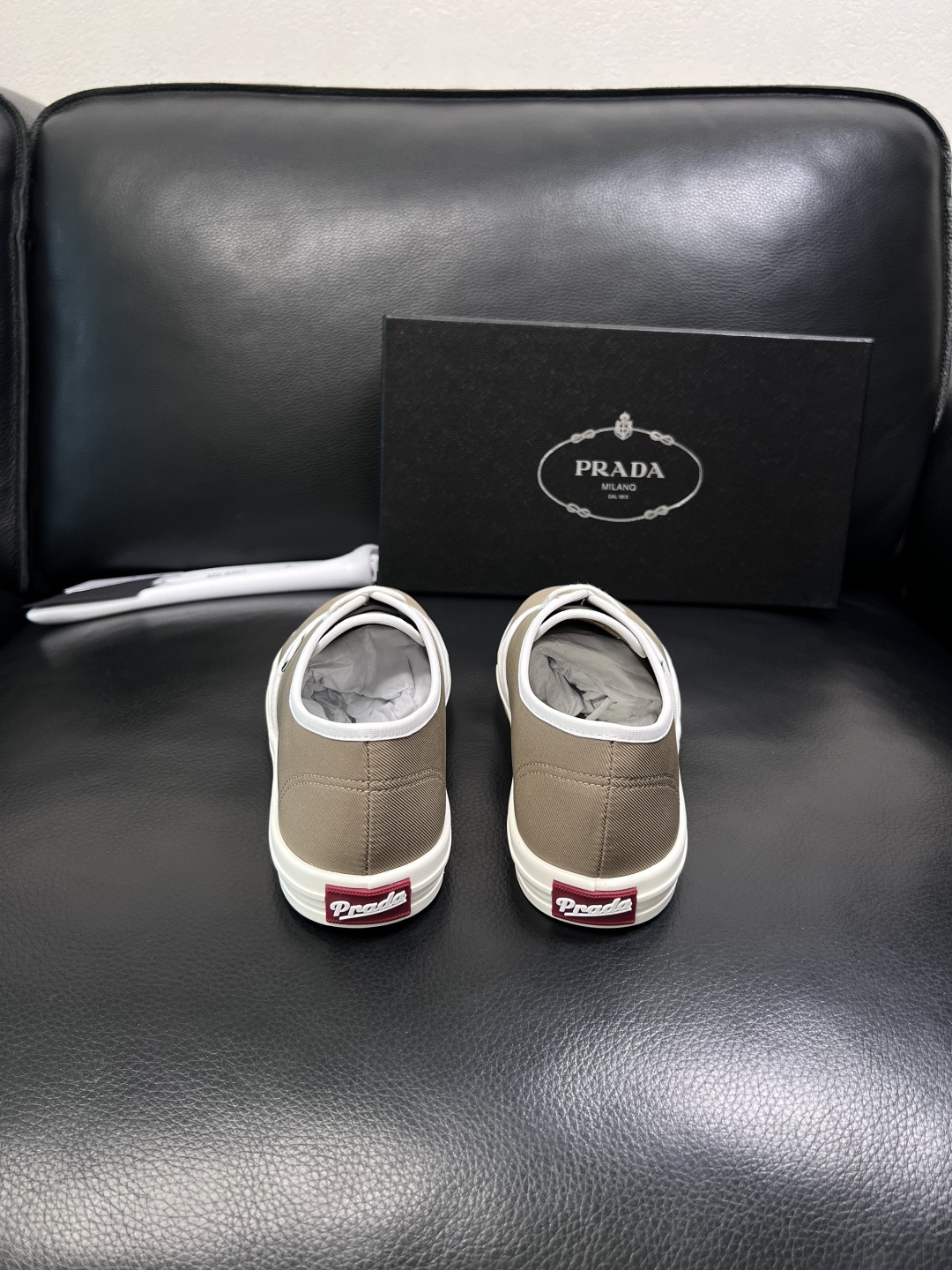 Prada  顶级工艺品，普拉达 专柜同步，原厂配置意大利进口面料，进口牛皮内里垫，透气舒适，鞋底：原厂