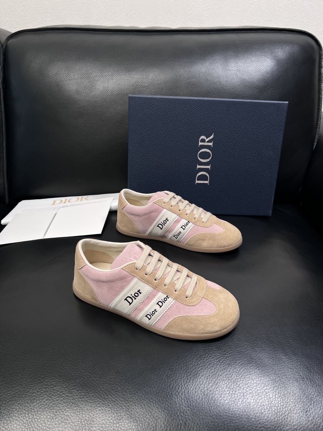 NO:832917,Dior's top handicrafts, Dior counter synchronization, original factory configuration, original cowhide fabric imported from Italy, breathable and comfortable imported water-dyed cowhide lining, soles specially provided by the original factory and super comfortable, original factory follow-up orders, you can enter and exit the counter at will, welcome to compare counter synchronization, couple style code number 35--44,, dior, dior, cowhide19860909Dior 顶级工艺品 迪奥 专柜同步 原厂配置,意大利进口原版牛皮面料,透气舒适进口水染牛里垫,鞋底原厂特供原版底超级舒适,原厂跟单货 可随意进出专柜,欢迎对比专柜同步,情侣款 码数 35--44,,dior,dior,cowhide,Men's shoes