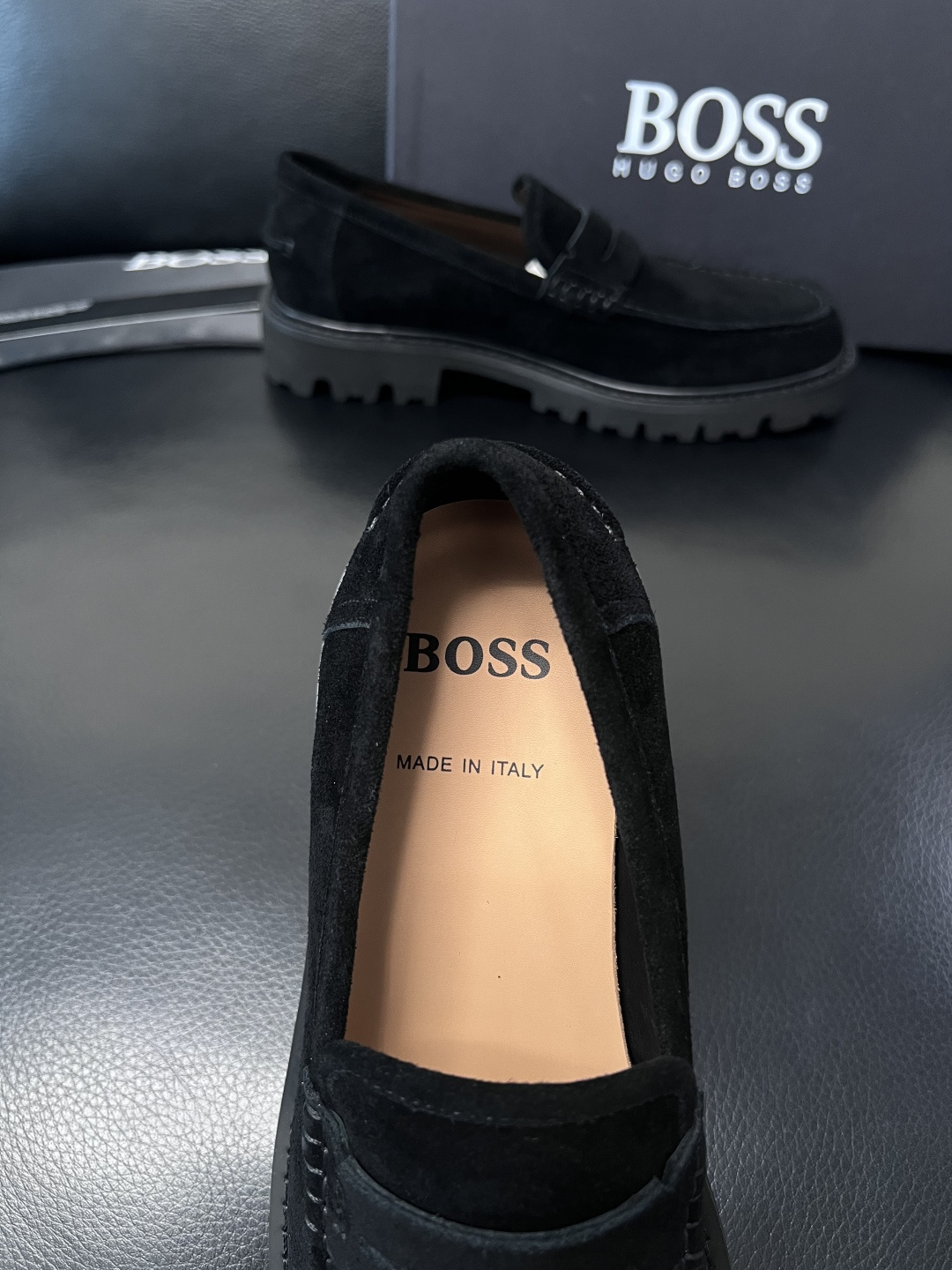 BOSS  高品质 顶级工艺品  博斯  专柜同步原厂配置，意大利进口牛皮面料牛内里垫，高品质拼接复杂工