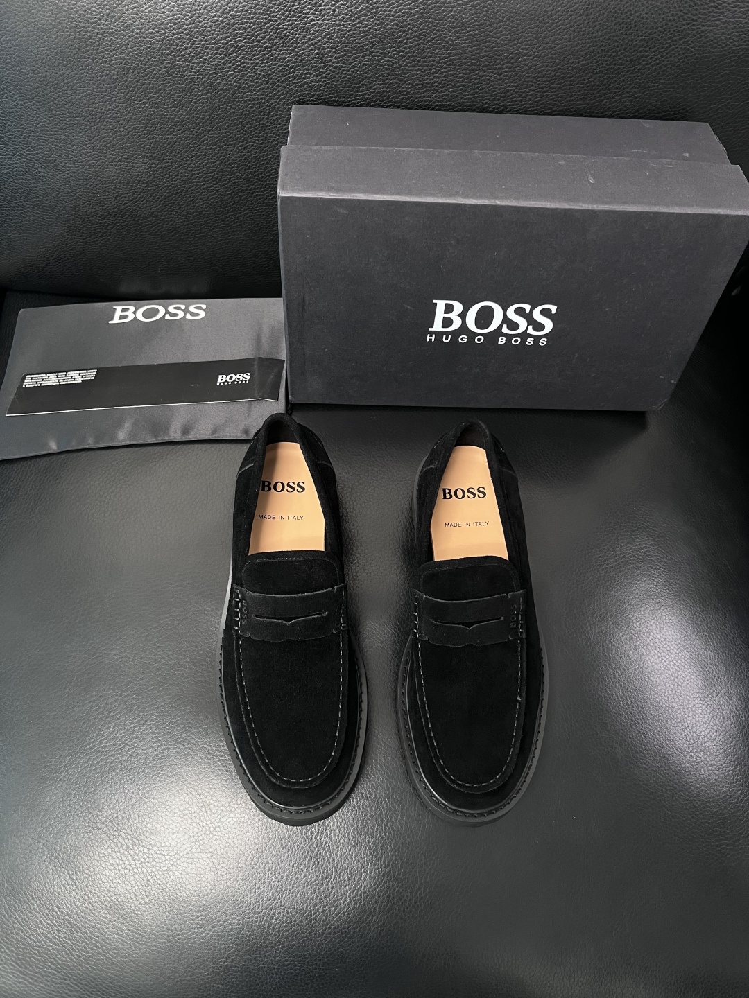 BOSS  高品质 顶级工艺品  博斯  专柜同步原厂配置，意大利进口牛皮面料牛内里垫，高品质拼接复杂工