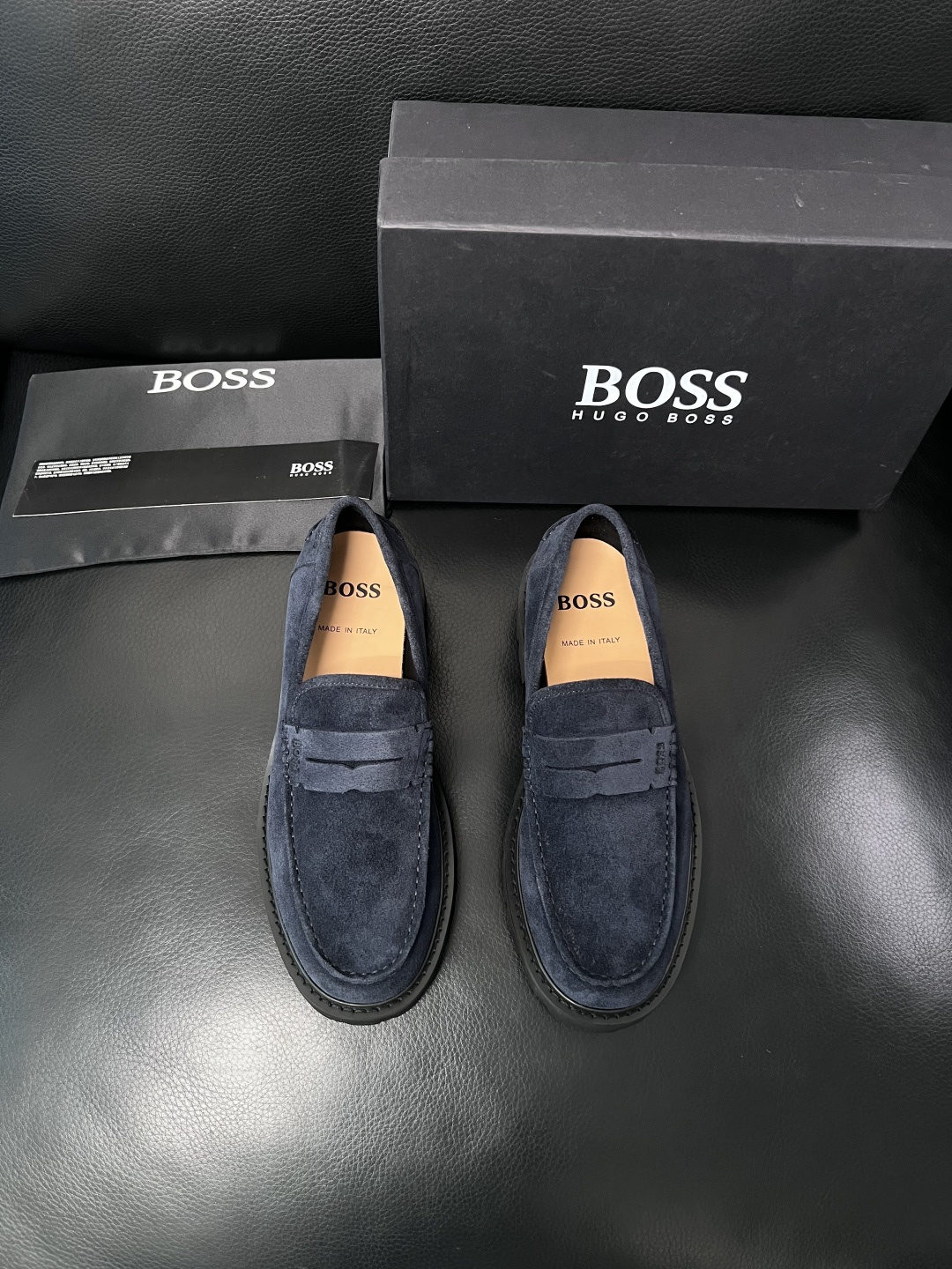 BOSS  高品质 顶级工艺品  博斯  专柜同步原厂配置，意大利进口牛皮面料牛内里垫，高品质拼接复杂工