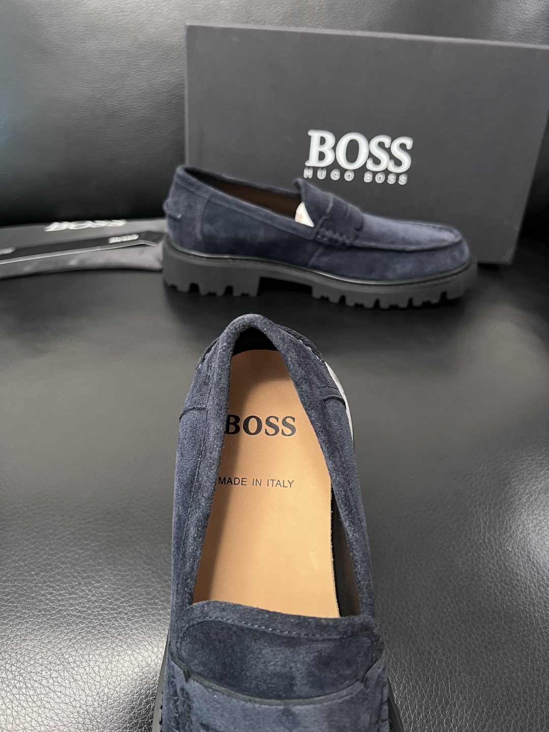 BOSS  高品质 顶级工艺品  博斯  专柜同步原厂配置，意大利进口牛皮面料牛内里垫，高品质拼接复杂工