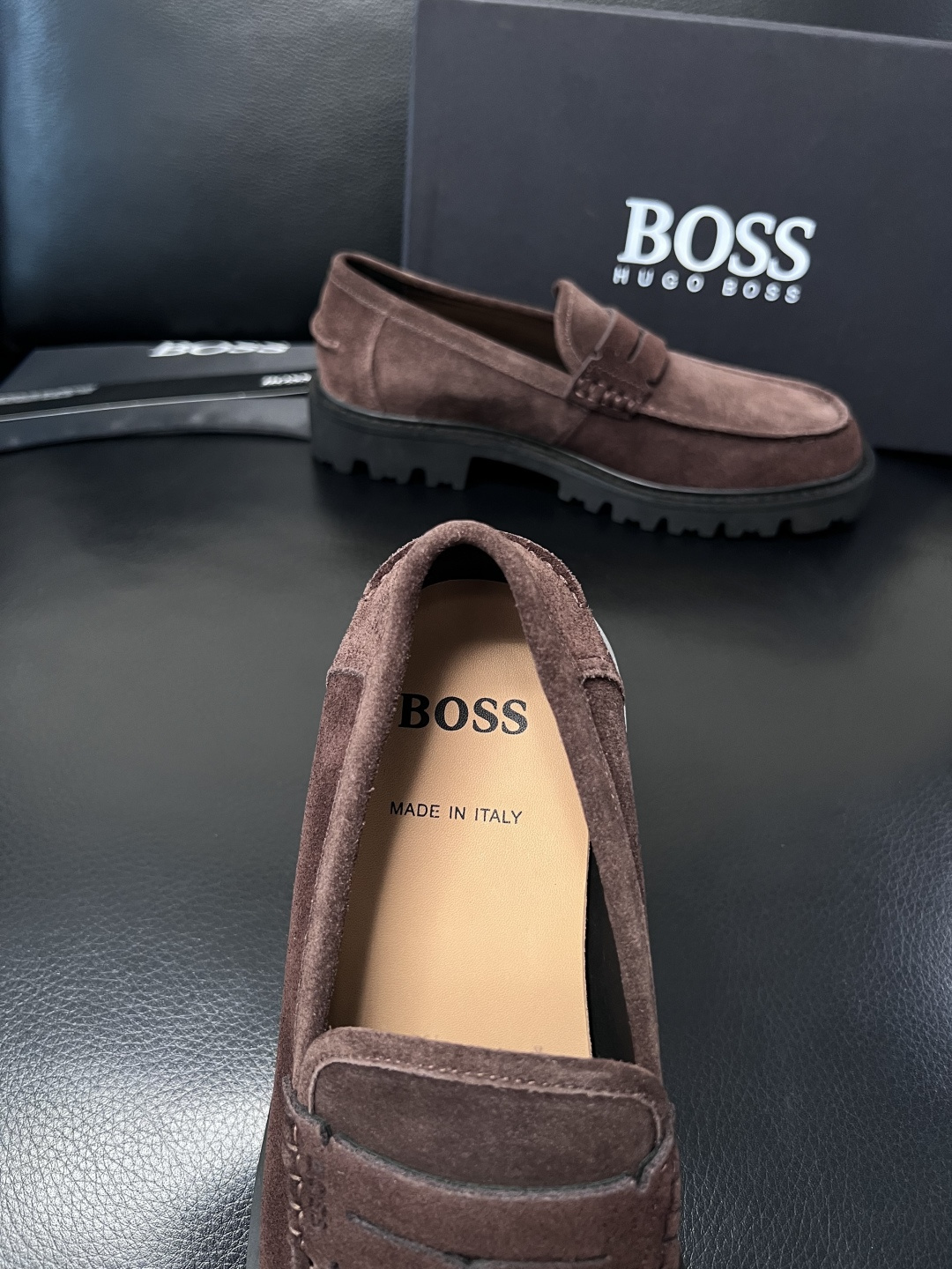 BOSS  高品质 顶级工艺品  博斯  专柜同步原厂配置，意大利进口牛皮面料牛内里垫，高品质拼接复杂工