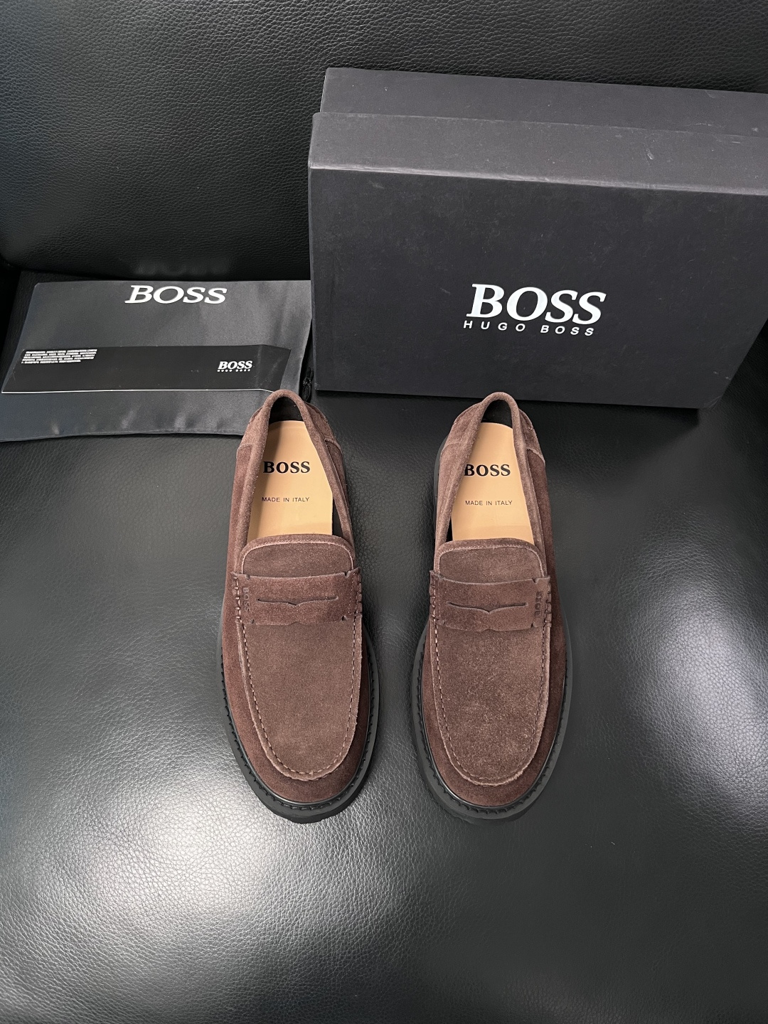 BOSS  高品质 顶级工艺品  博斯  专柜同步原厂配置，意大利进口牛皮面料牛内里垫，高品质拼接复杂工