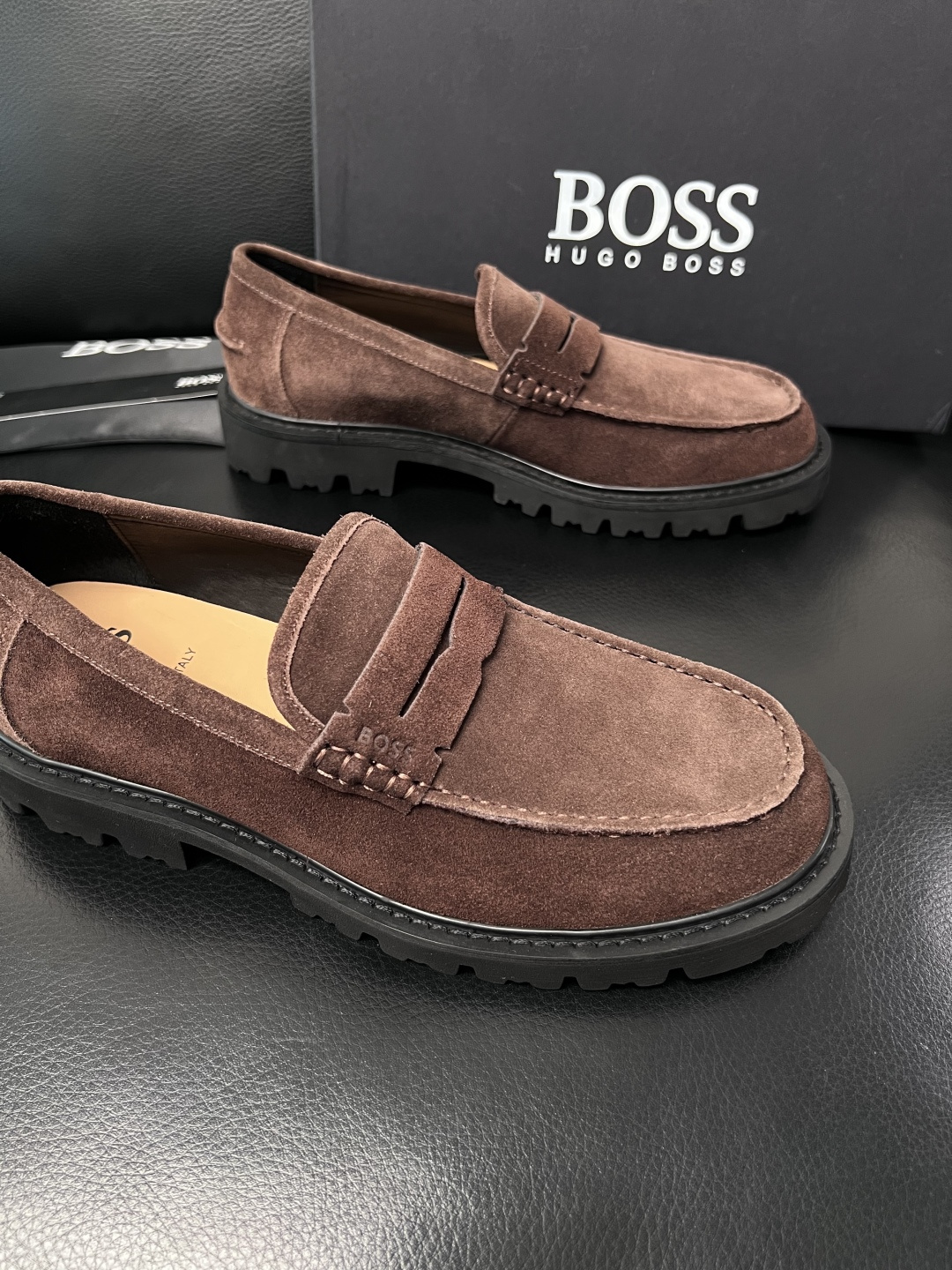 BOSS  高品质 顶级工艺品  博斯  专柜同步原厂配置，意大利进口牛皮面料牛内里垫，高品质拼接复杂工