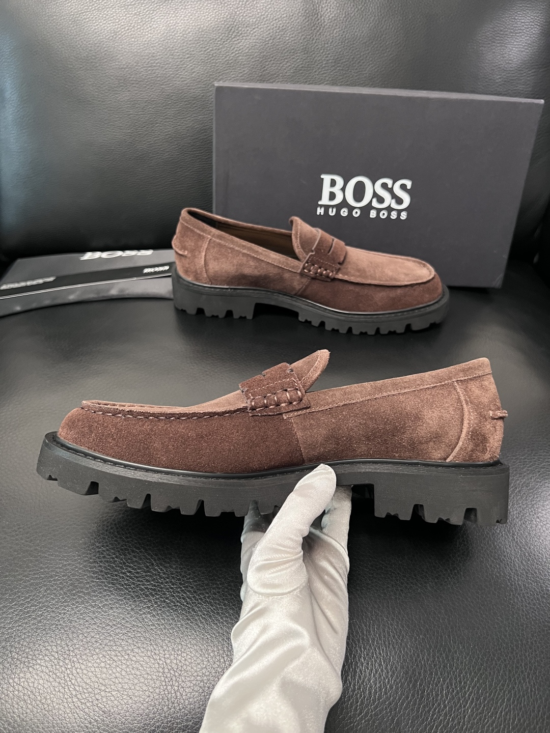 BOSS  高品质 顶级工艺品  博斯  专柜同步原厂配置，意大利进口牛皮面料牛内里垫，高品质拼接复杂工