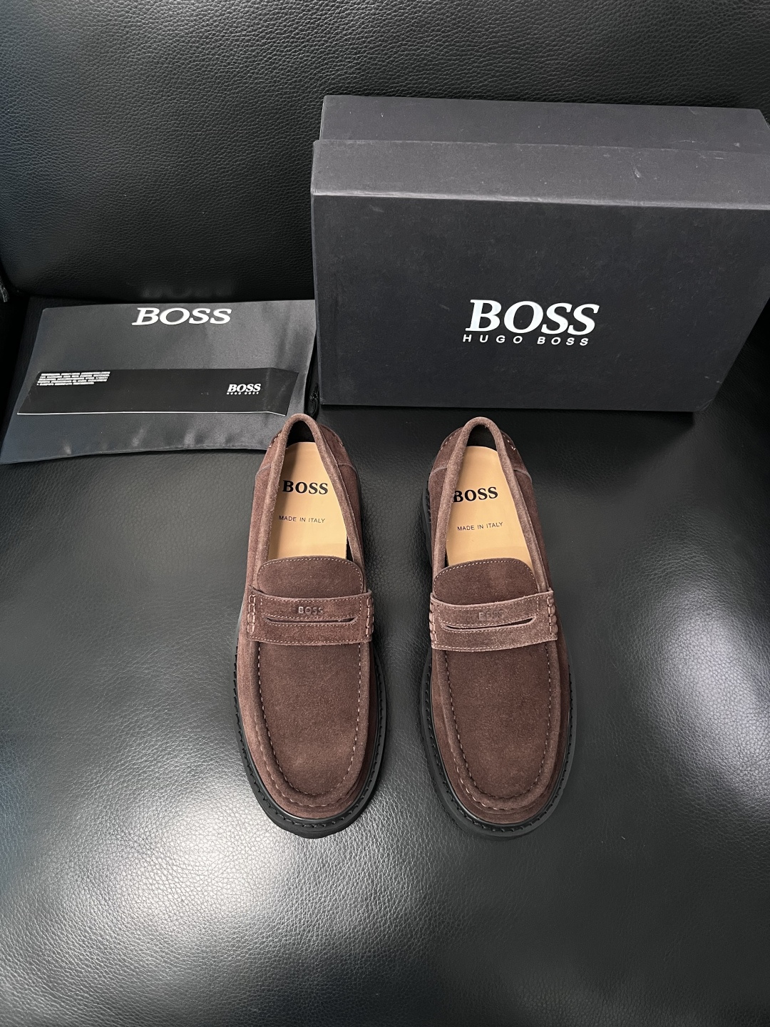 BOSS  高品质 顶级工艺品  博斯  专柜同步原厂配置，意大利进口牛皮面料牛内里垫，高品质拼接复杂工