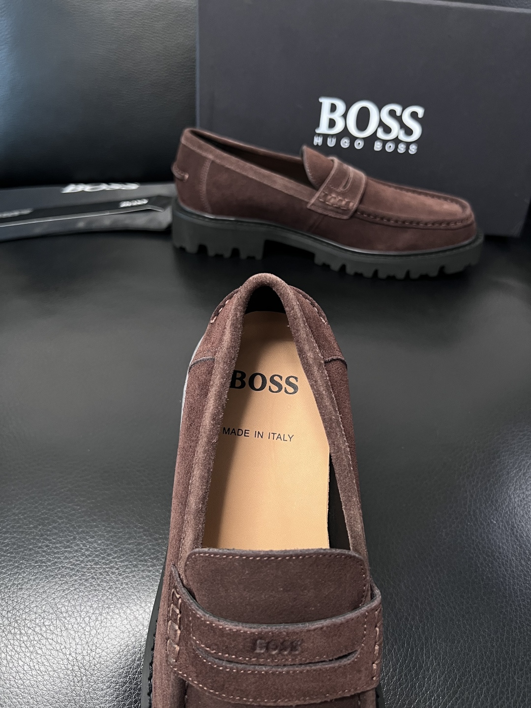 BOSS  高品质 顶级工艺品  博斯  专柜同步原厂配置，意大利进口牛皮面料牛内里垫，高品质拼接复杂工