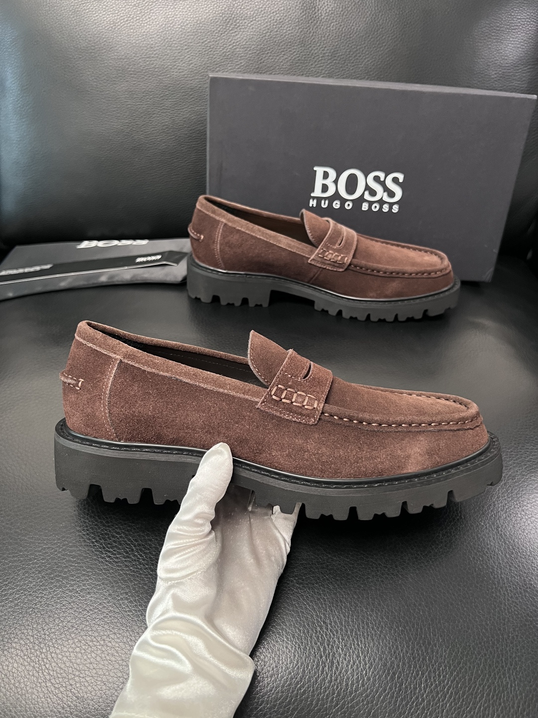 BOSS  高品质 顶级工艺品  博斯  专柜同步原厂配置，意大利进口牛皮面料牛内里垫，高品质拼接复杂工