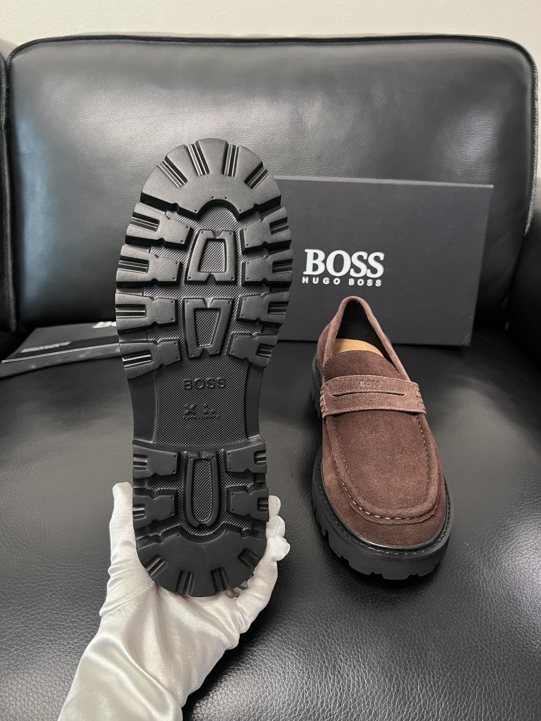 BOSS  高品质 顶级工艺品  博斯  专柜同步原厂配置，意大利进口牛皮面料牛内里垫，高品质拼接复杂工