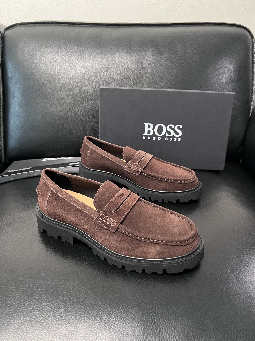 BOSS  高品质 顶级工艺品  博斯  专柜同步原厂配置，意大利进口牛皮面料牛内里垫，高品质拼接复杂工