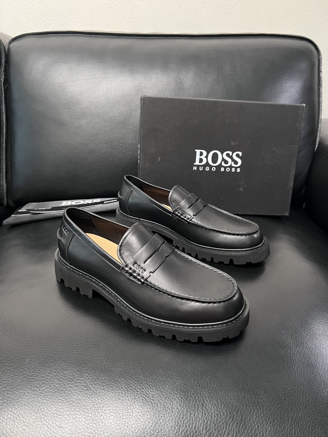 BOSS  高品质 顶级工艺品  博斯  专柜同步原厂配置，意大利进口牛皮面料牛内里垫，高品质拼接复杂工