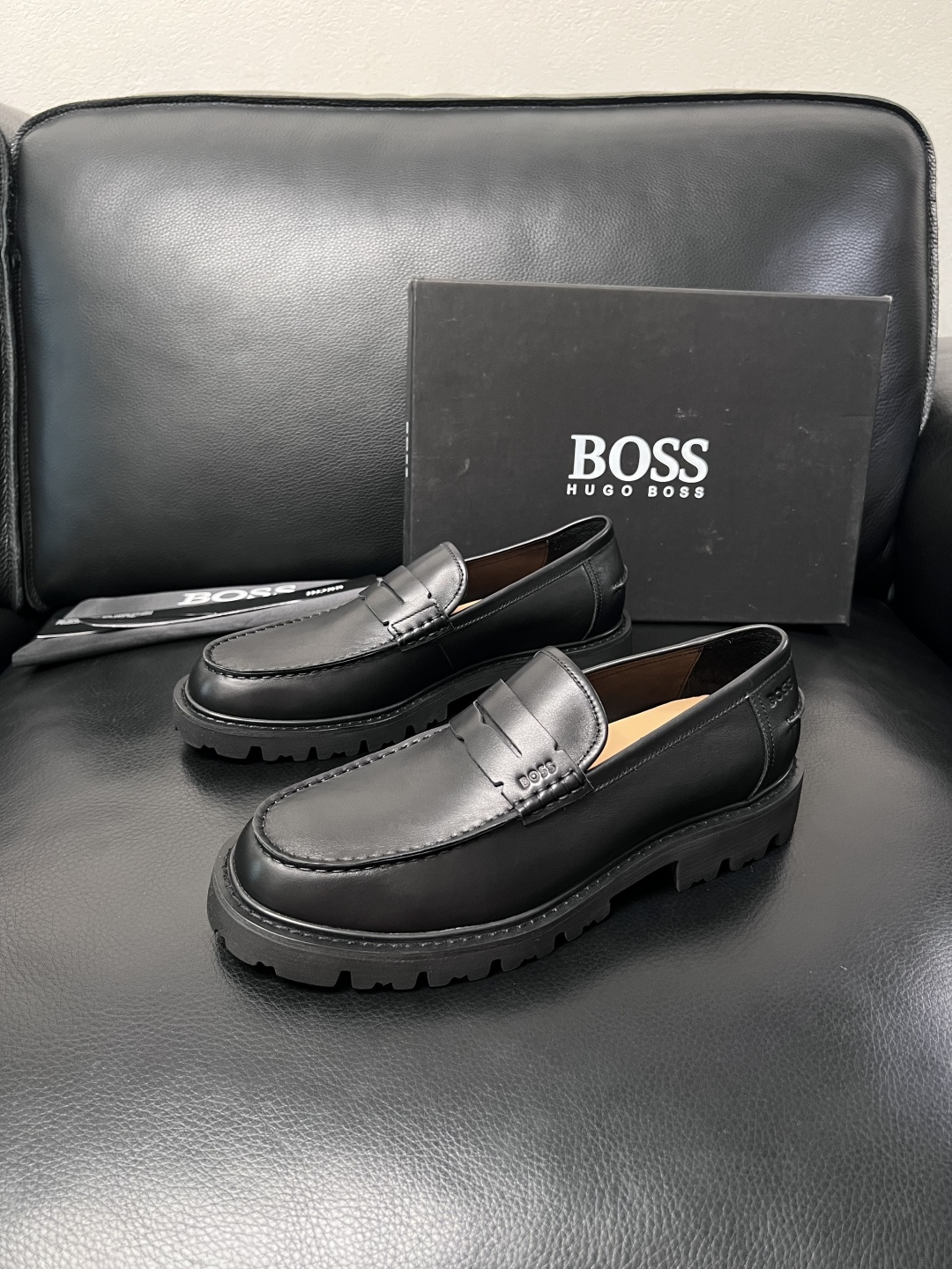 BOSS  高品质 顶级工艺品  博斯  专柜同步原厂配置，意大利进口牛皮面料牛内里垫，高品质拼接复杂工
