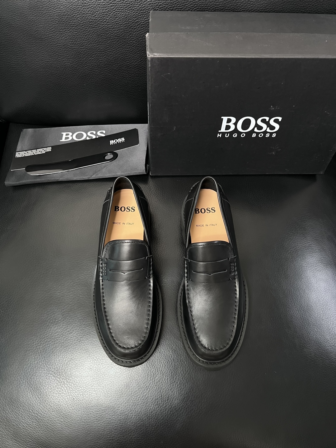 BOSS  高品质 顶级工艺品  博斯  专柜同步原厂配置，意大利进口牛皮面料牛内里垫，高品质拼接复杂工