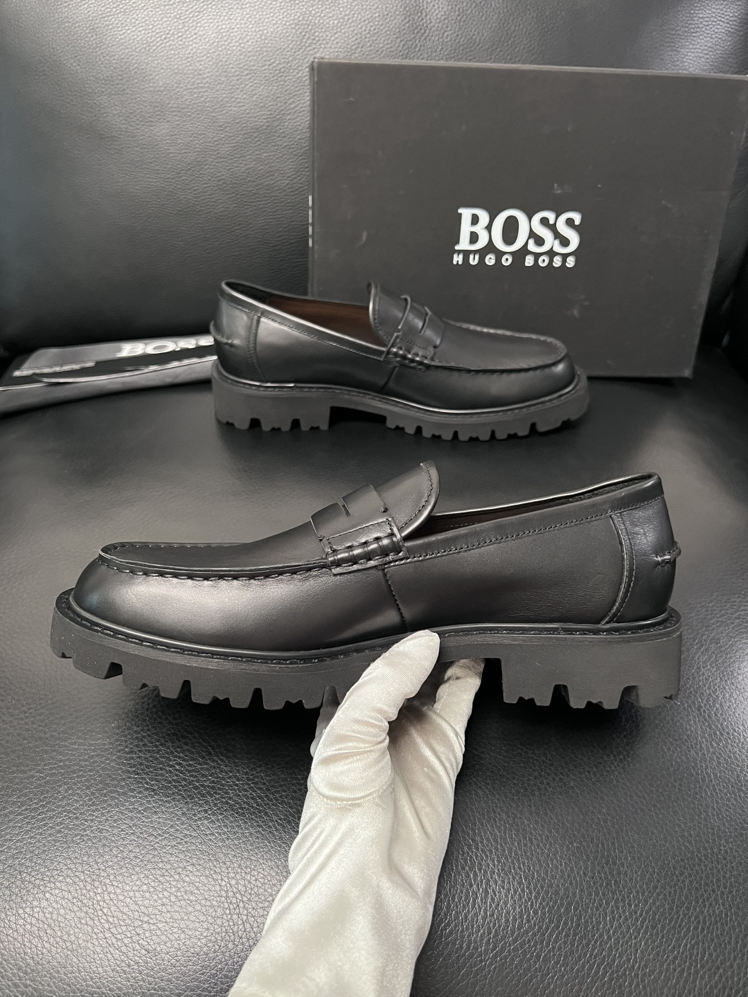 BOSS  高品质 顶级工艺品  博斯  专柜同步原厂配置，意大利进口牛皮面料牛内里垫，高品质拼接复杂工