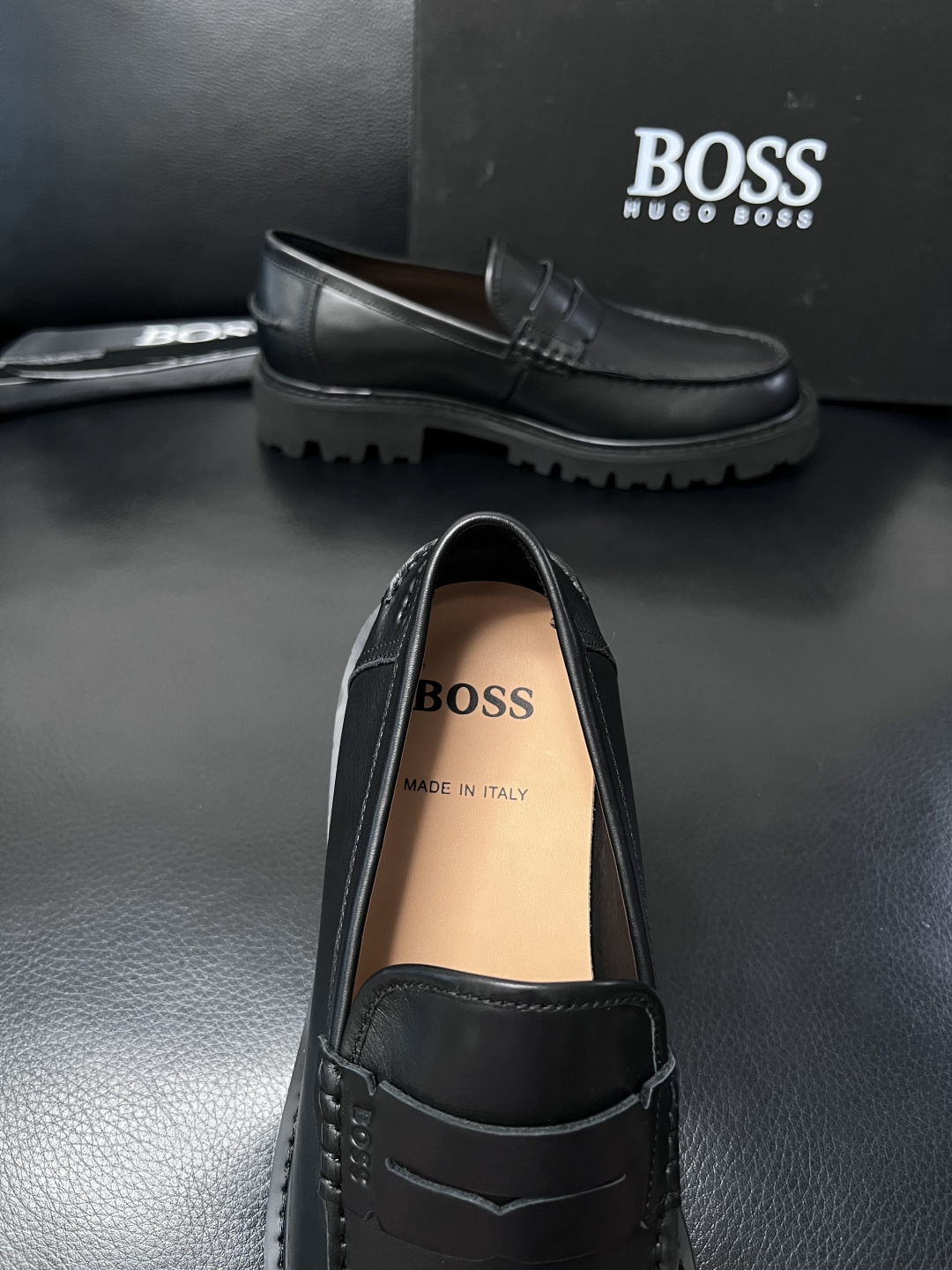 BOSS  高品质 顶级工艺品  博斯  专柜同步原厂配置，意大利进口牛皮面料牛内里垫，高品质拼接复杂工