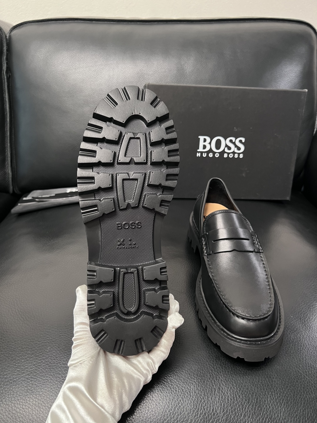 BOSS  高品质 顶级工艺品  博斯  专柜同步原厂配置，意大利进口牛皮面料牛内里垫，高品质拼接复杂工